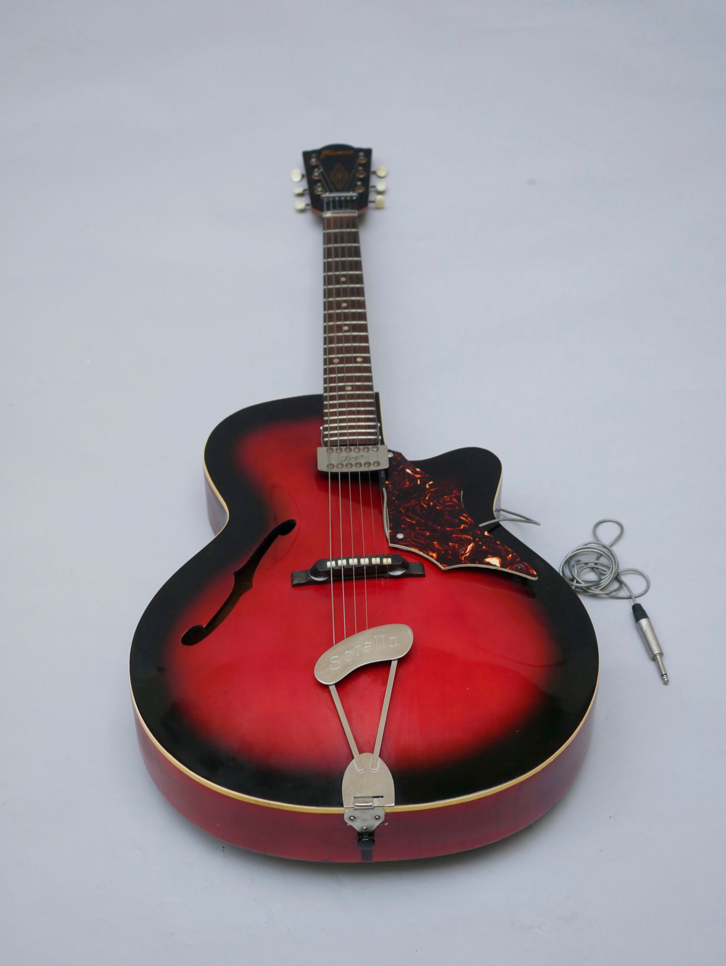 Null Framus空心吉他型号Sorella 5/59，约1960年，红色Sunburst饰面，配Hoyer拾音器。

状况良好，有使用痕迹，封面。