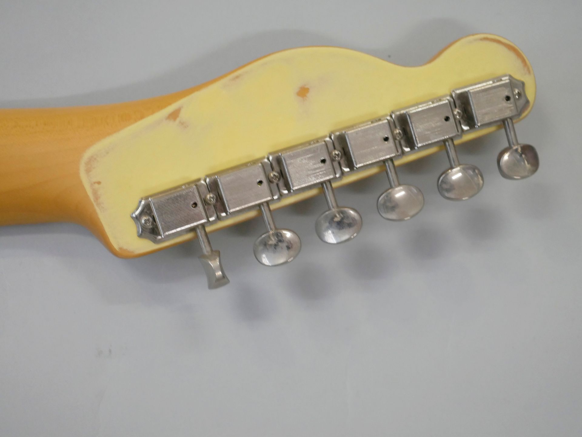 Null 佚名 实体电吉他型号Telecaster，金黄色的表面。

状况良好，有使用痕迹。

(经测试的电子产品)