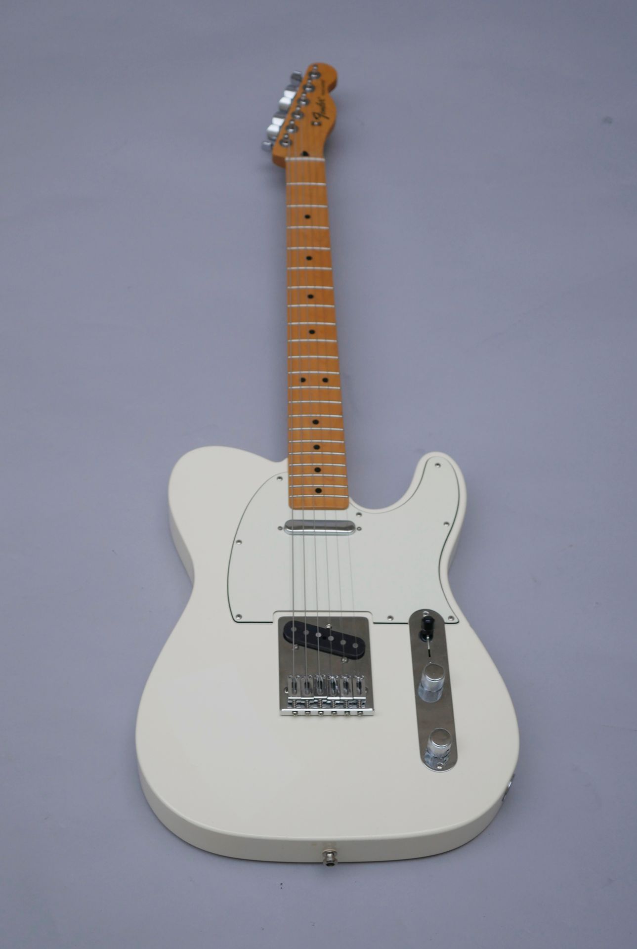 Null Fender Solidbody电吉他，Telecaster型号，墨西哥制造，奥林匹克白漆。

状况良好，清漆有破损，箱子。

(经测试的电子产品)