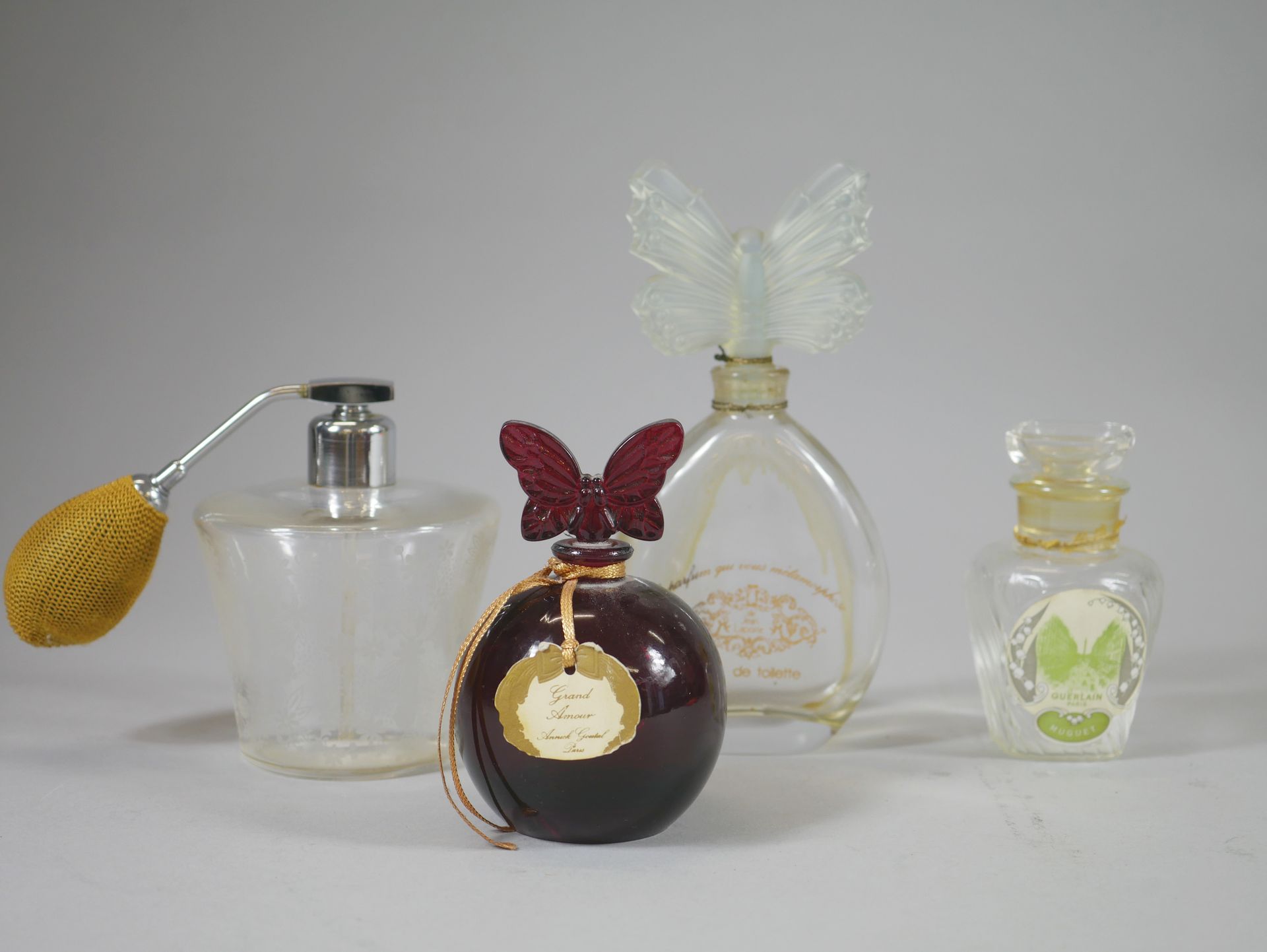 Null Set aus vier Parfümflakons : 

- Bacarrat aus Glas mit eingravierten Floret&hellip;