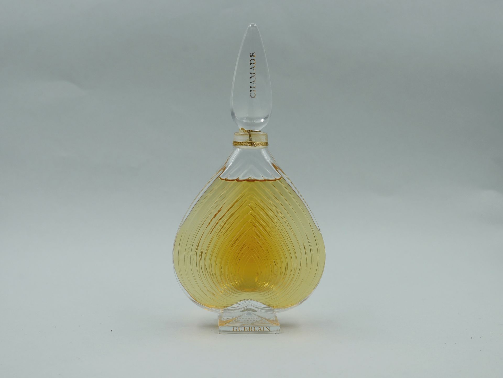 Null GUERLAIN "Chamade"。

心脏形状的玻璃瓶。题目为Chamade和Guerlain的金色。密封的。

高度：18.5厘米。