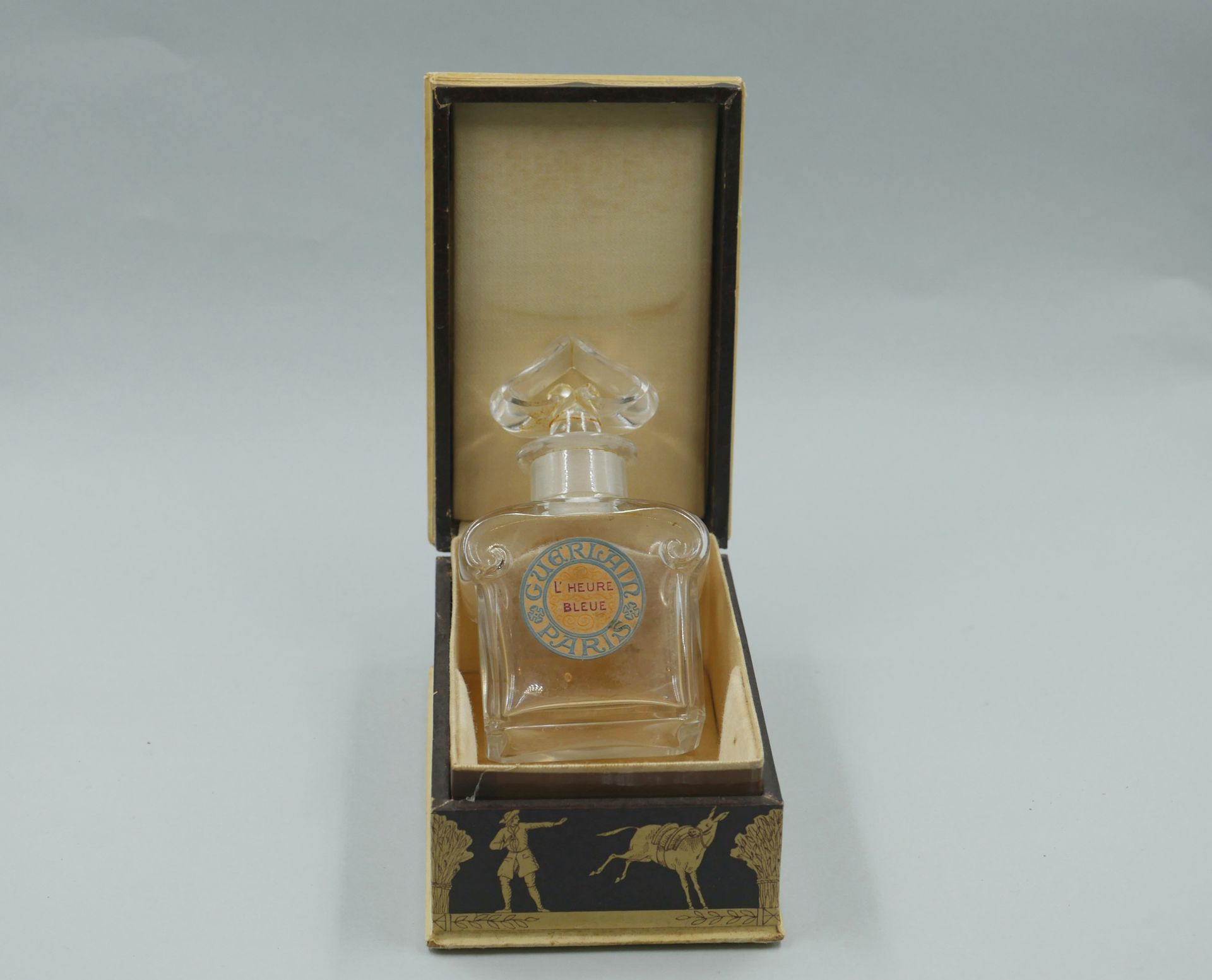 Null GUERLAIN "L'Heure bleue". 

Glass bottle with heart-shaped cap. With box.

&hellip;