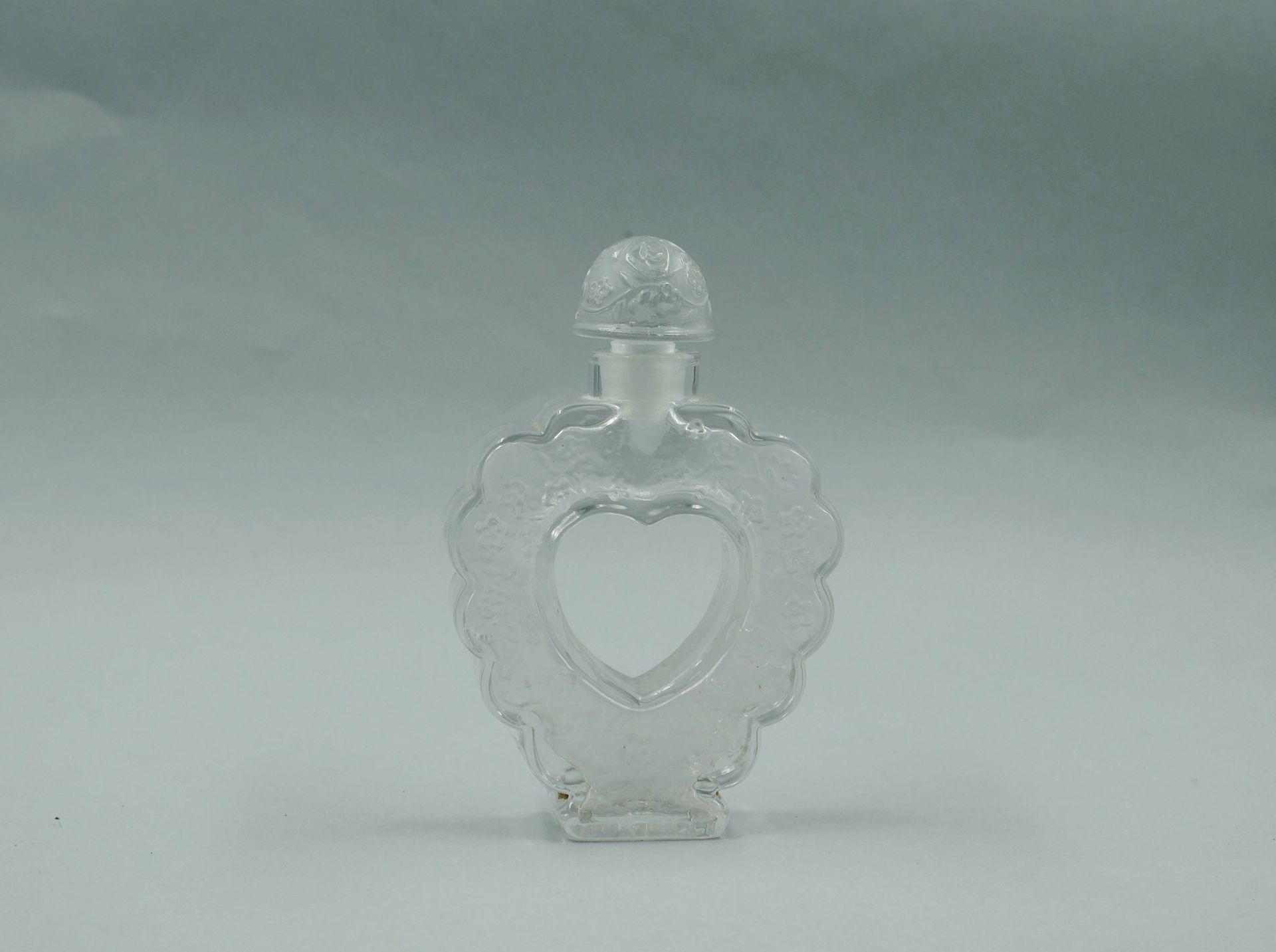 Null Nina RICCI和LALIQUE为 "Cœur joie"（1946年）。

压制成型的玻璃瓶，中心镂空，心形，浅浮雕的花纹装饰。带着它的塞子。
&hellip;
