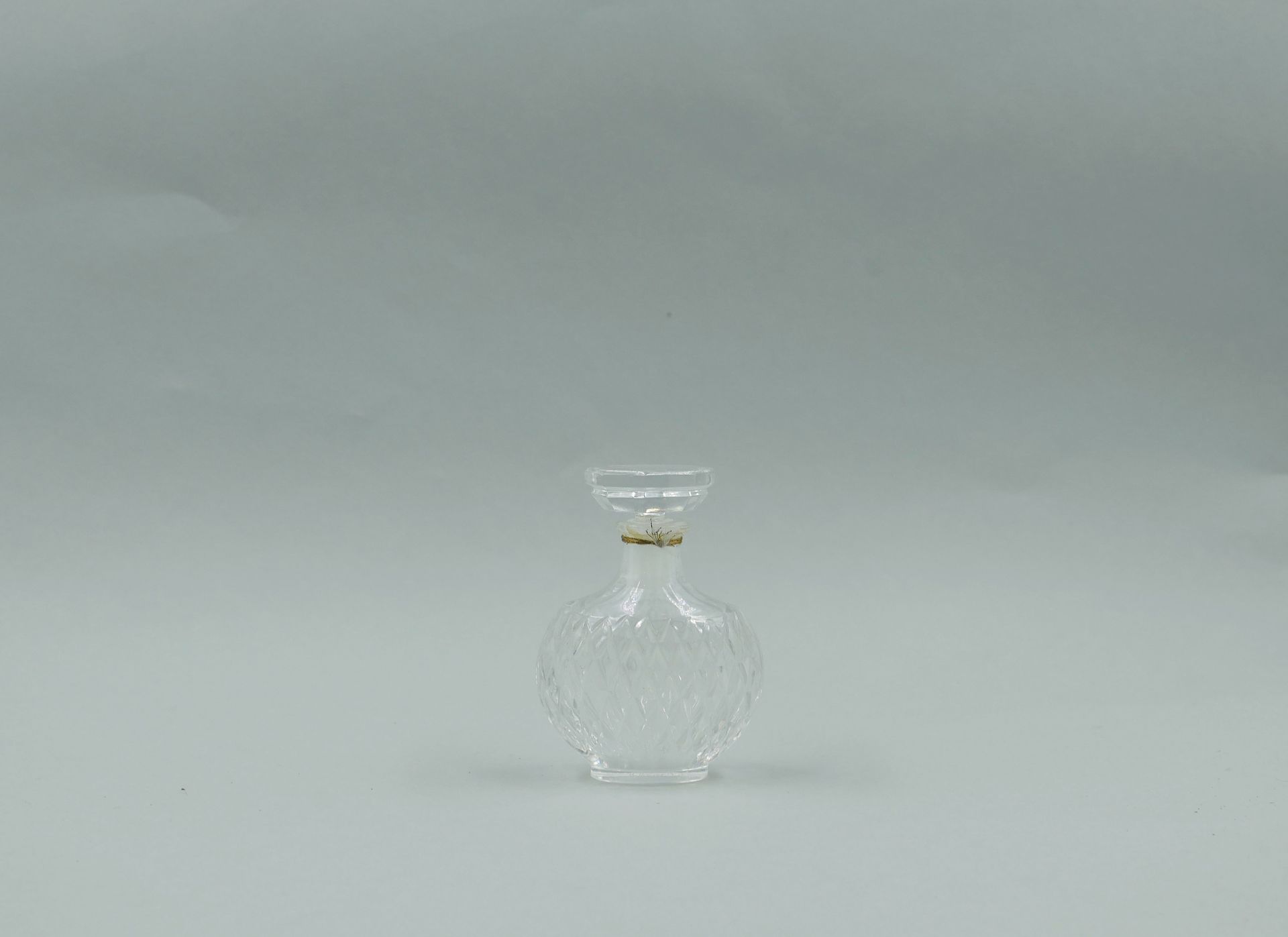Null Nina RICCI和LALIQUE代表 "Capricci"。

透明水晶瓶，有浮雕的菱形装饰，六角形瓶塞。

署名为法国莱利克。

高度：8厘米