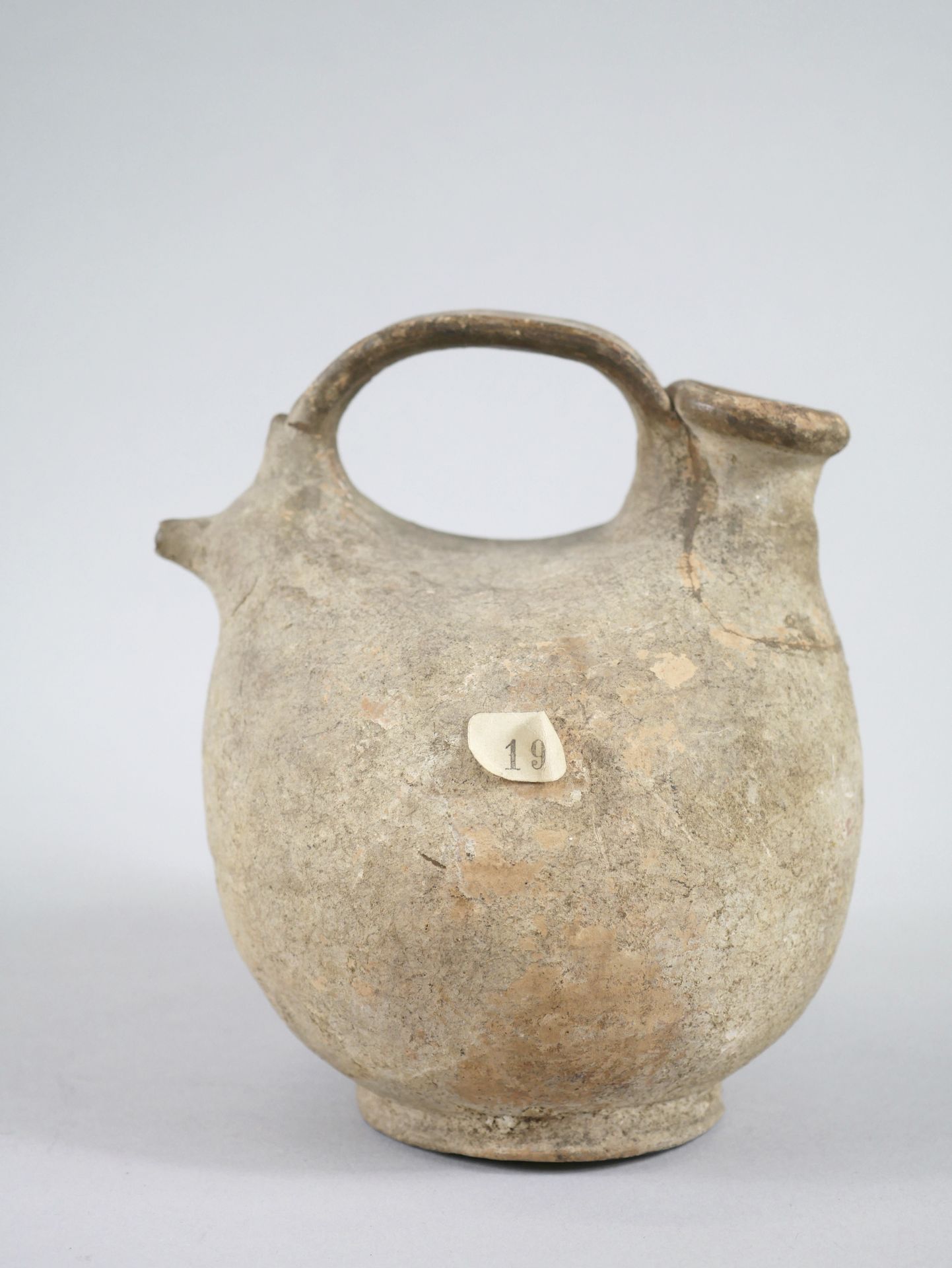 Null 伊朗，公元前4或3世纪？

陶土手柄的香盒或燃烧器

有一个收藏标签和一个库存编号：Baèl - 1484

高度：16厘米。高度：16厘米。

(事&hellip;