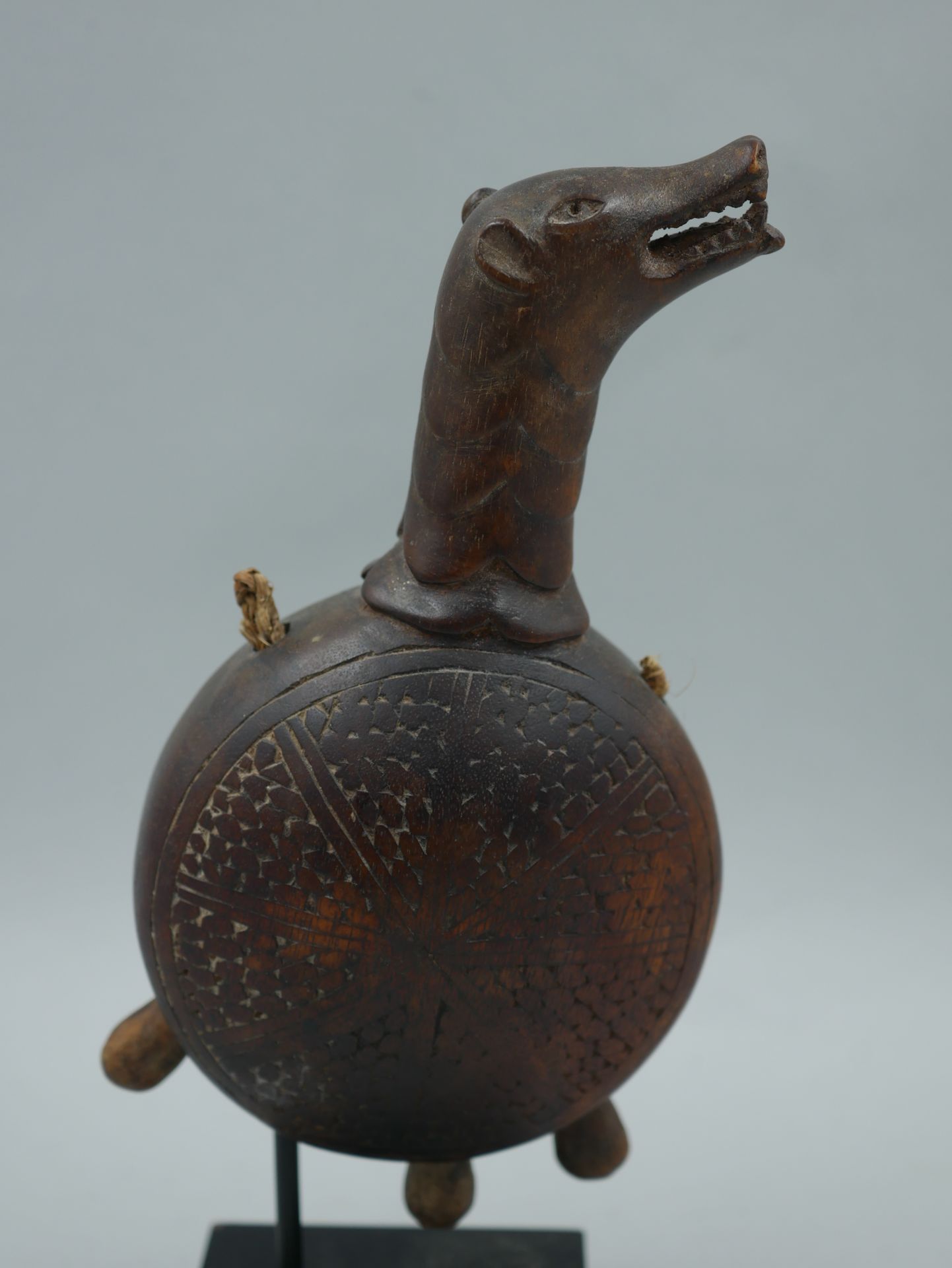 Null 冈比亚民主共和国。康戈。雕刻的木钟，握柄是动物头的形状。19世纪。高度：18厘米。

卢卡斯-拉顿的《动物》一书第114页上有一个与我们的钟非常相似的&hellip;