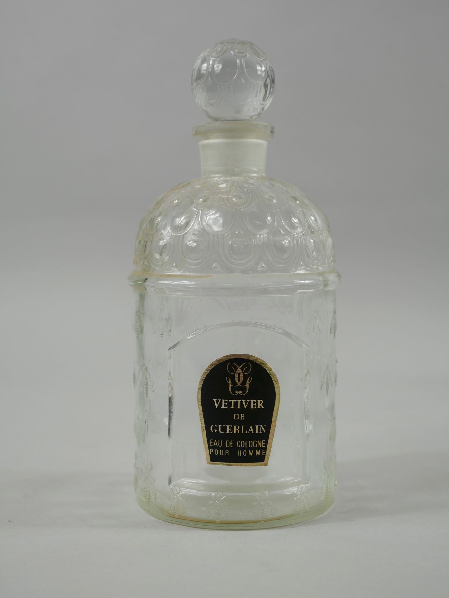 Null GUERLAIN "香根草"。

玻璃瓶，标签标有Vétiver de Guerlain，男士古龙水，500毫升。空的。

高度：19厘米。高度：19&hellip;