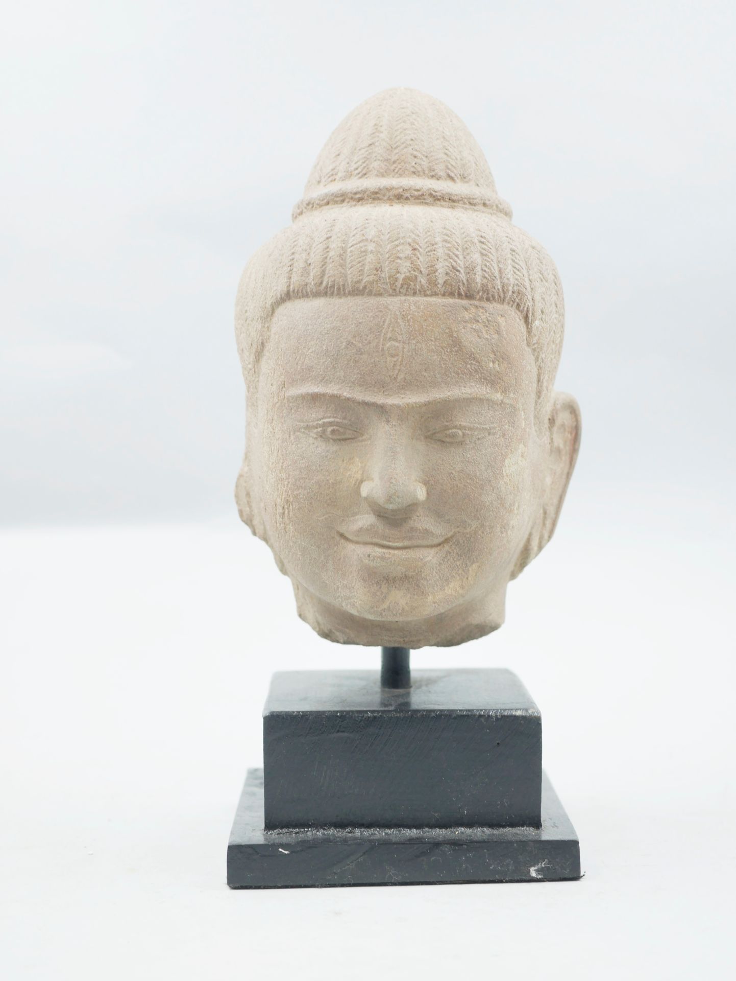 Null Cabeza de Krishna de piedra, en el estilo KHMER. En un pedestal. Altura: 19&hellip;