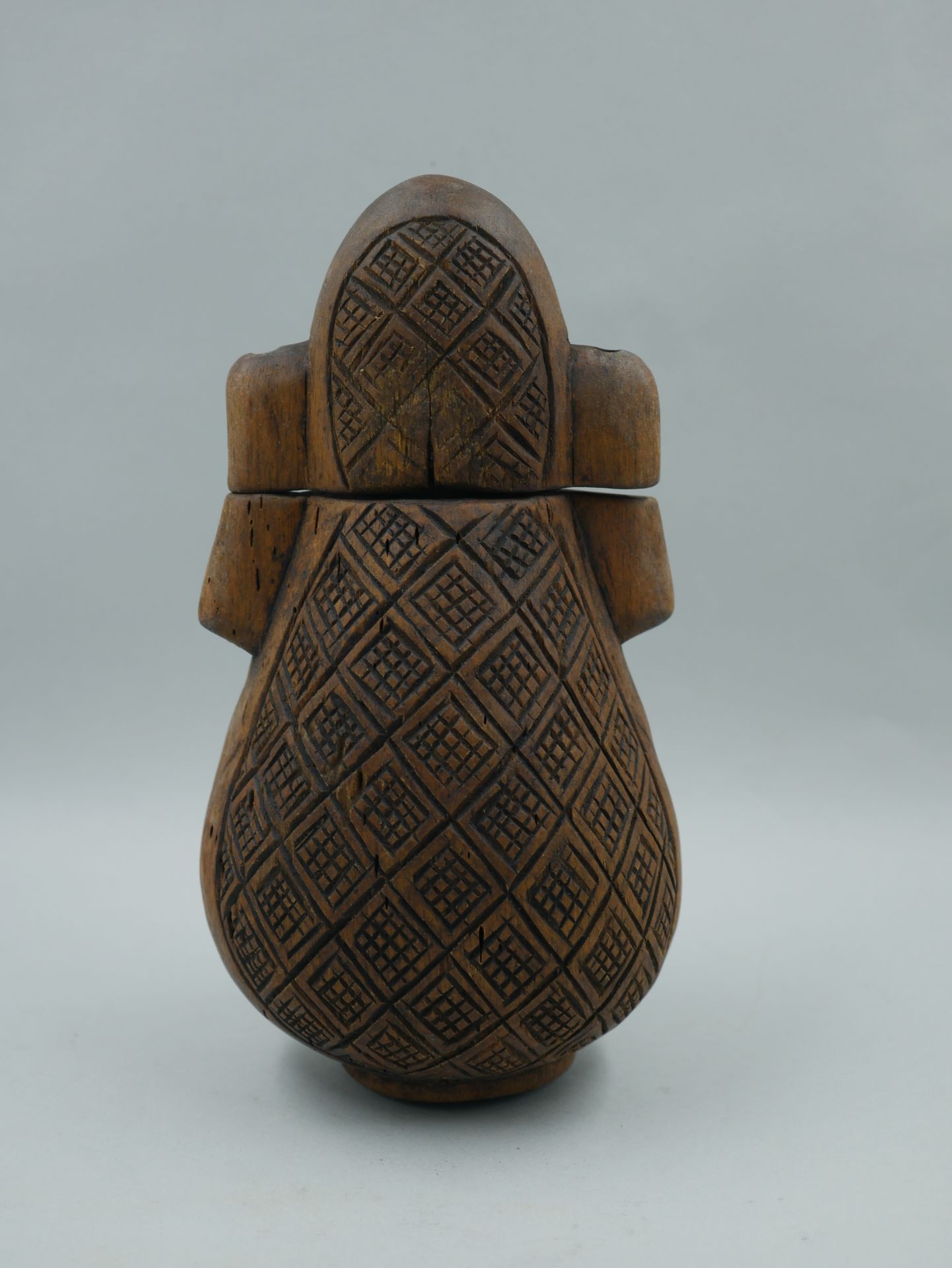 Null 冈比亚民主共和国。 木制葫芦形状的大型火药瓶，上面有星形图案的烟熏装饰，穿孔手柄。高度：22厘米。高22厘米。

出处：法国私人收藏，收购自布鲁塞尔的&hellip;