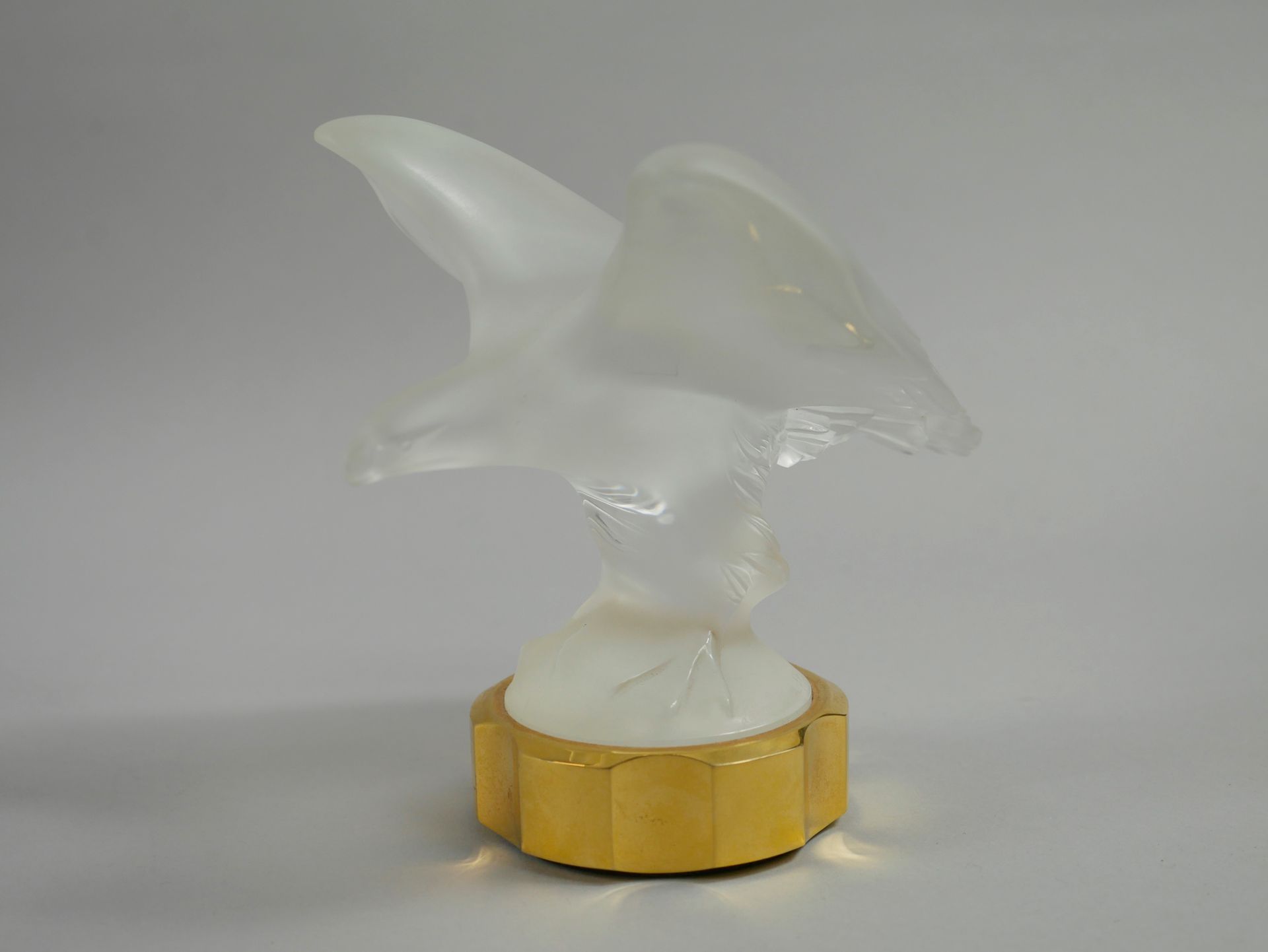 Null LALIQUE 法国。

拉利克吉祥物

缎面处理的模制玻璃

签名：Lalique France，编号：A896

在一个镀金的黄铜底座上

高度1&hellip;