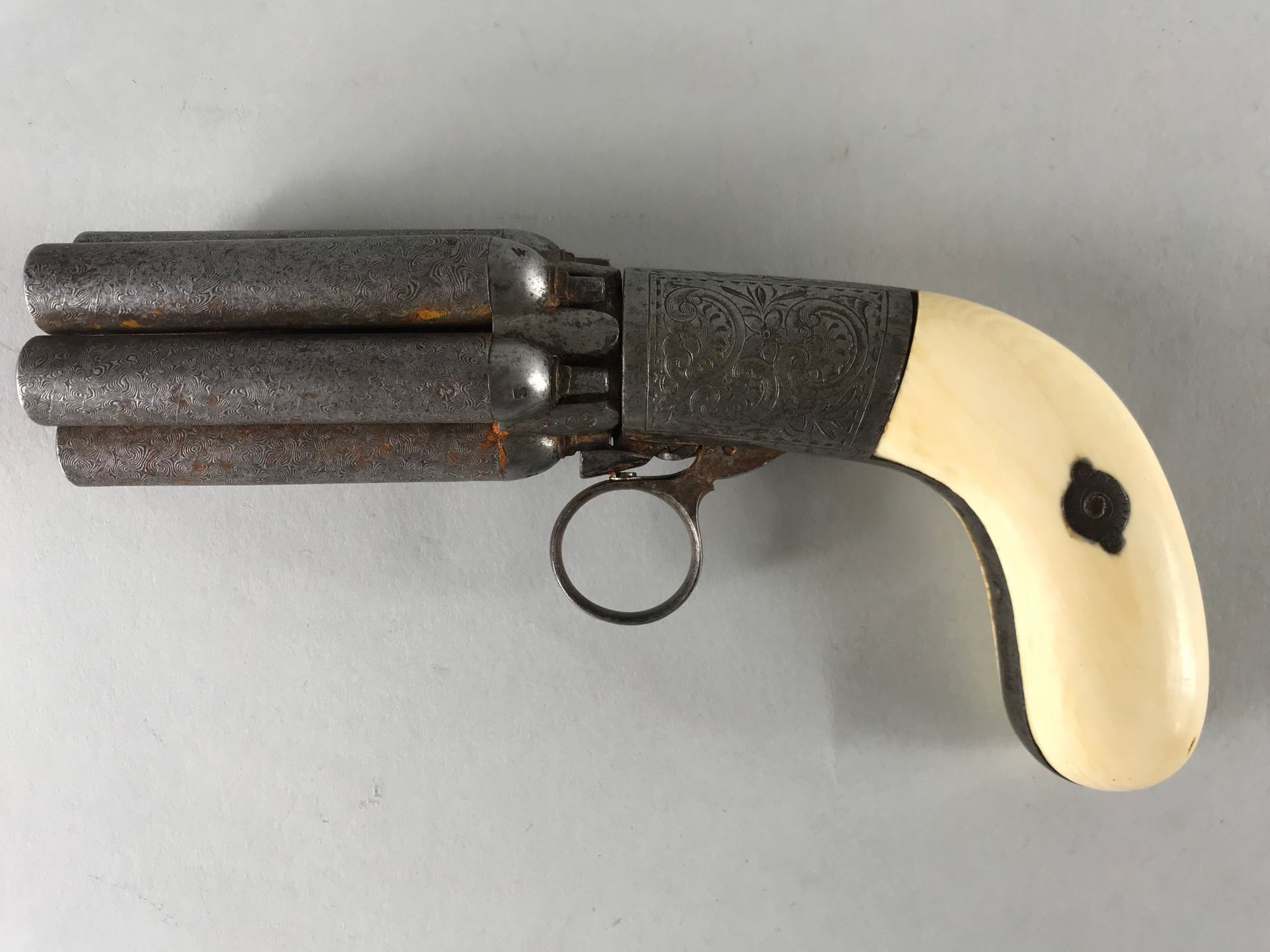 Null 
Mariette打击式胡椒盒左轮手枪。

六个大马士革枪管组成的枪组。环形触发器。

象牙色的股票板。

大约在1850年。工作机制。
