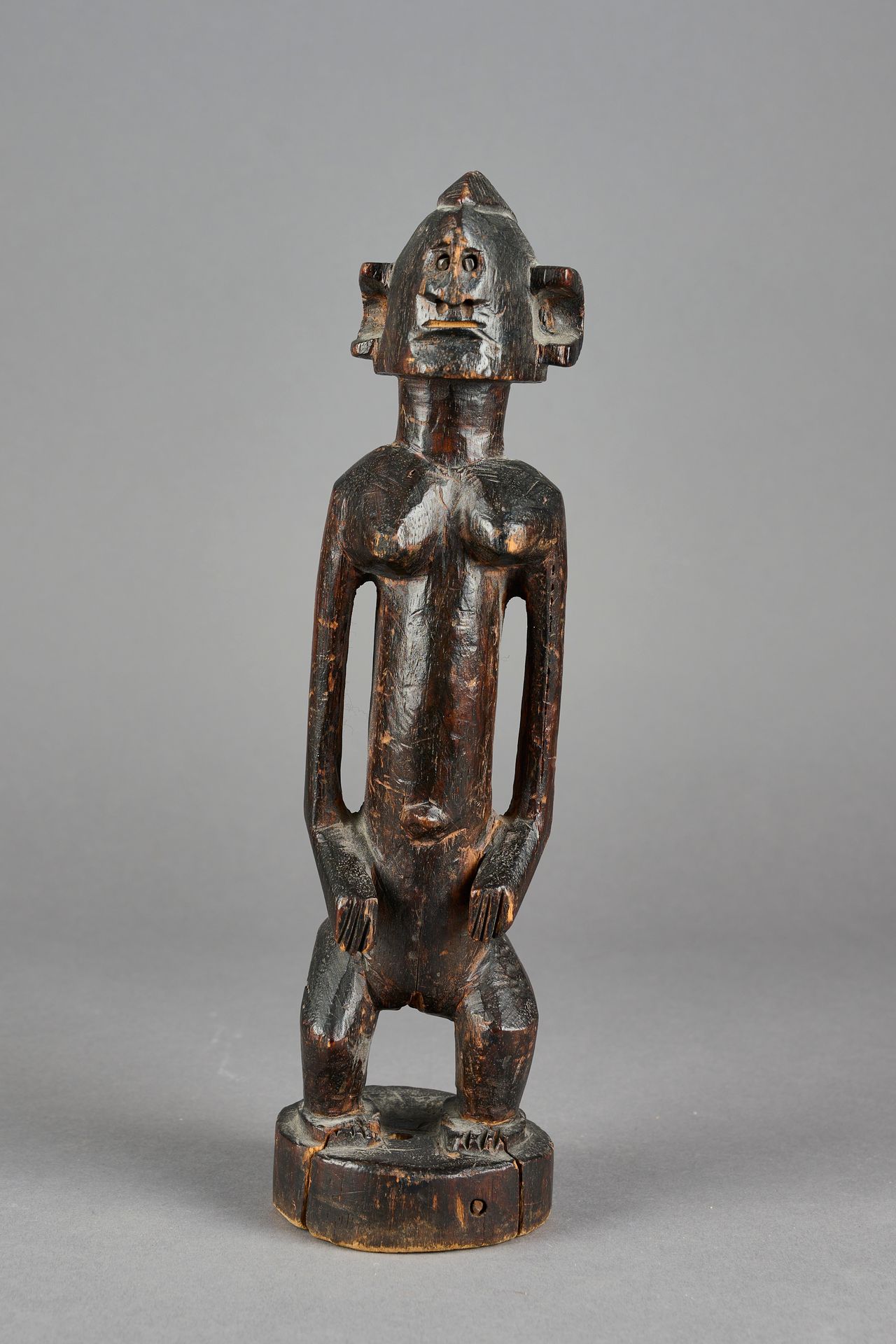 Null MALI, Dogon.

 Figure d'ancêtre en bois sculpté.

Haut. : 29cm.

 (Restaura&hellip;