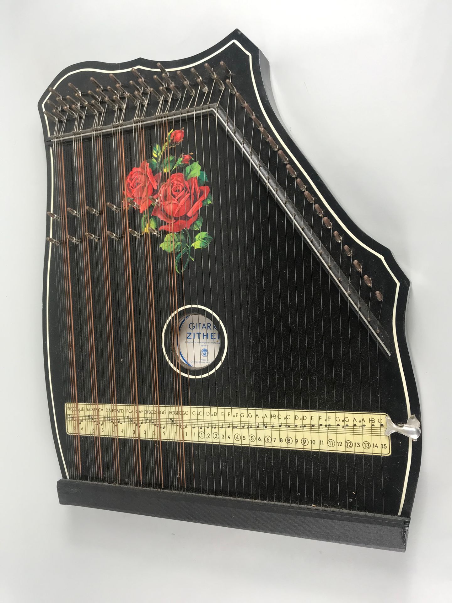 Null German zither, circa 1890. In its box, with accessories.