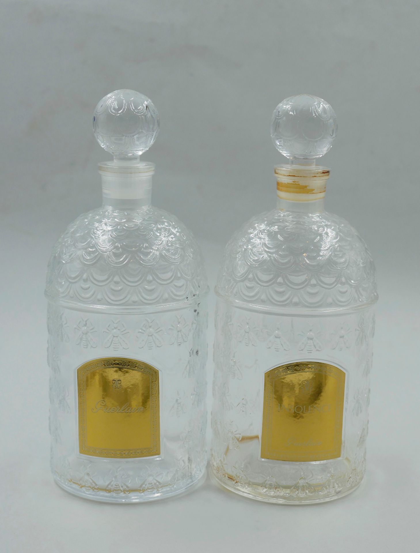 Null 顾尔良。

一套2个香水瓶，一个是Insolence，另一个是没有名字的。

高度：20厘米。有箱子。
