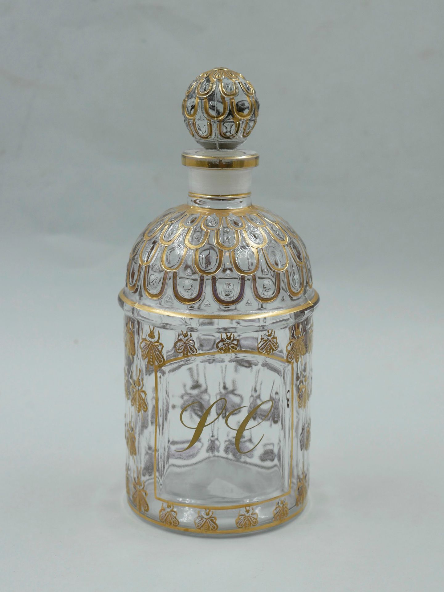 Null GUERLAIN.

Perfume bottle with golden bees, engraved with the initials SC. &hellip;