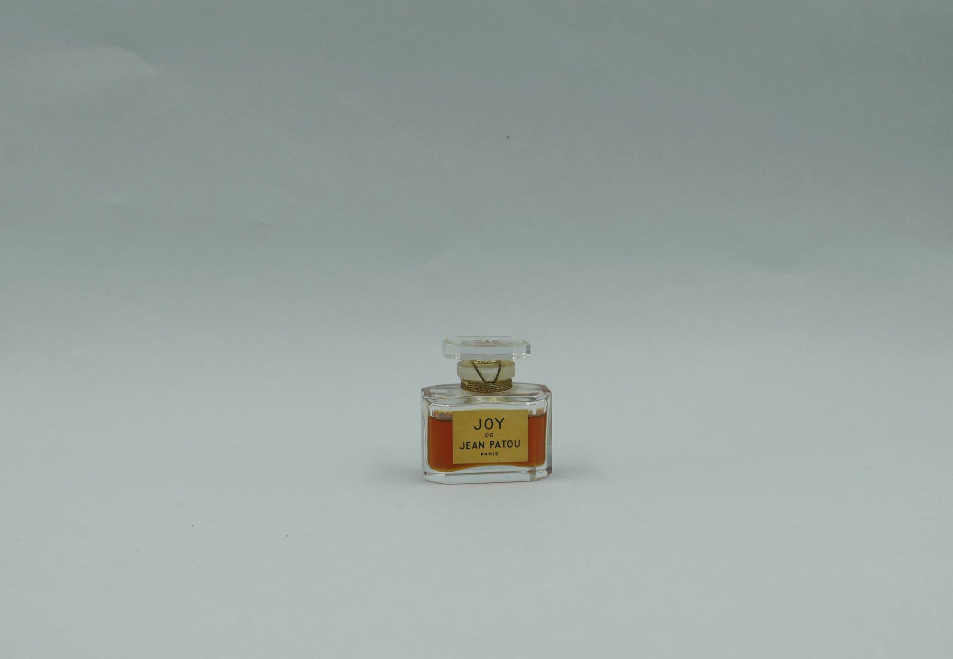Null Jean PATOU, "Joy". 

Decorative bottle, titled on gold background "Joy de J&hellip;