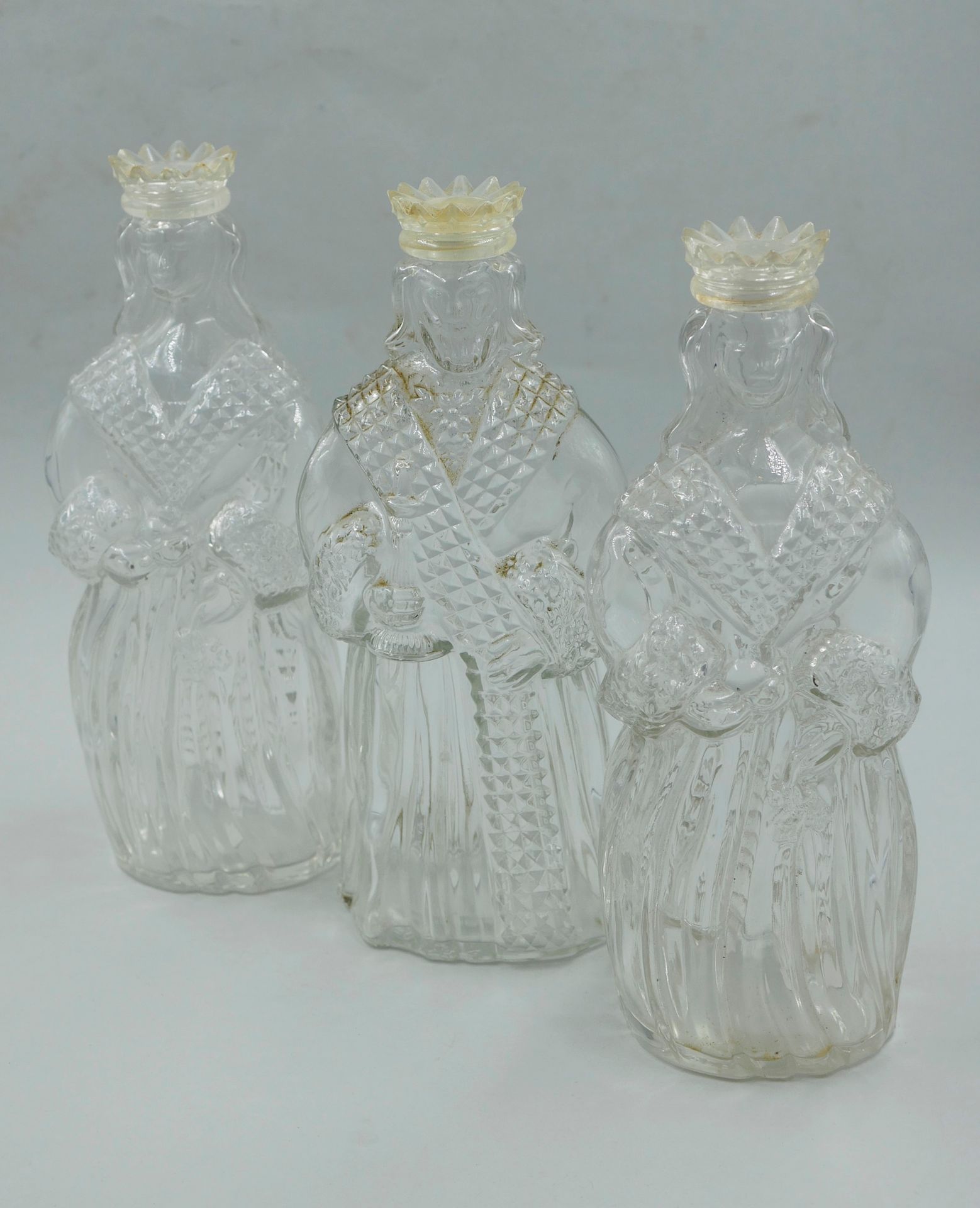 Null ROGER GALLET.

 一套3个模制玻璃瓶：一个 "Roi "和两个 "Reine "瓶。

高度22厘米左右。