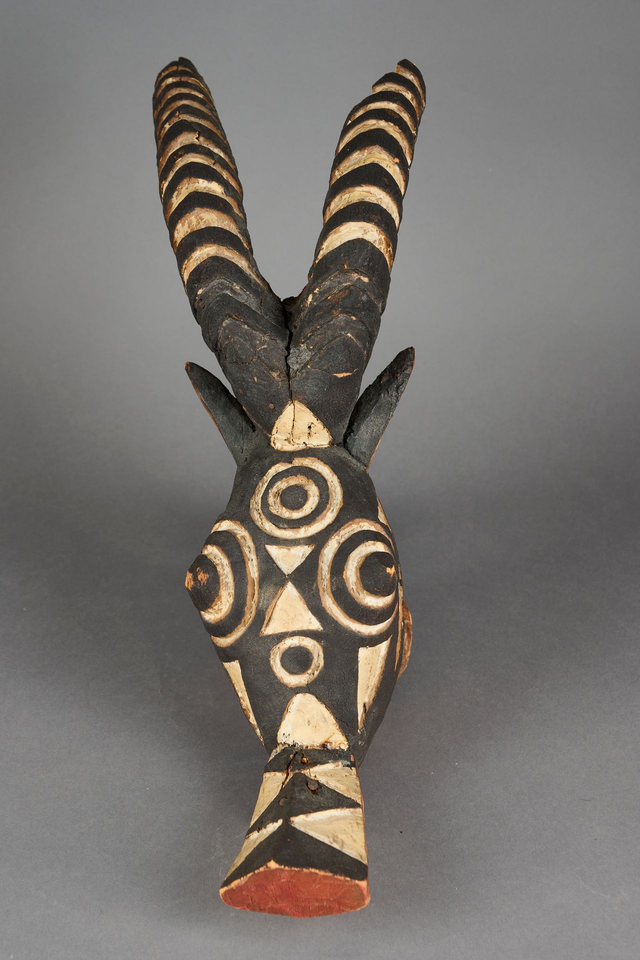 Null Lobi-Antilopen-Maske aus mehrfarbig geschnitztem Holz.

Höhe. Ca. 52cm. 

(&hellip;