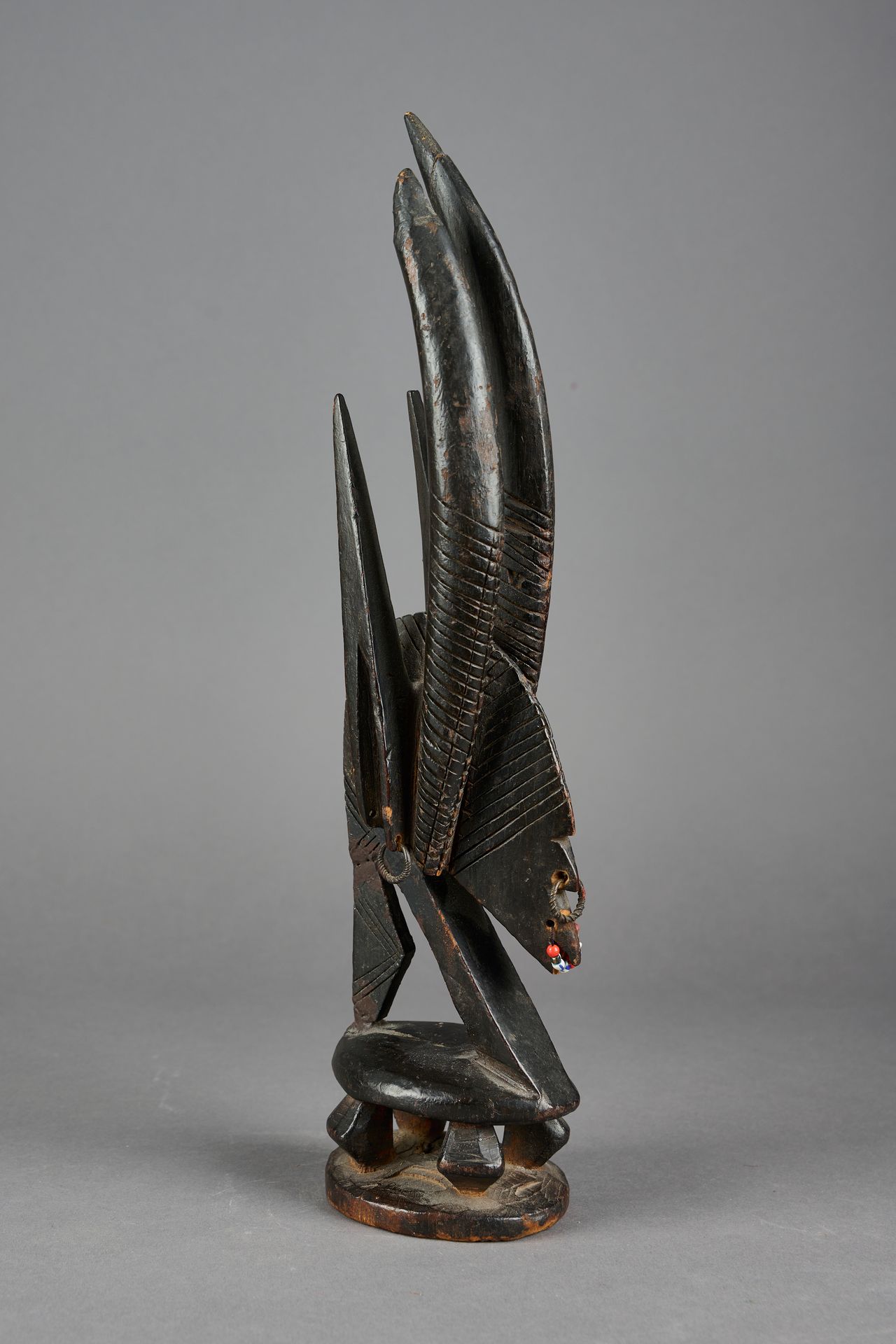 Null MALI, Bambara. 

Antilope Tiwara en bois sculpté, ornée d'anneaux en pétal &hellip;