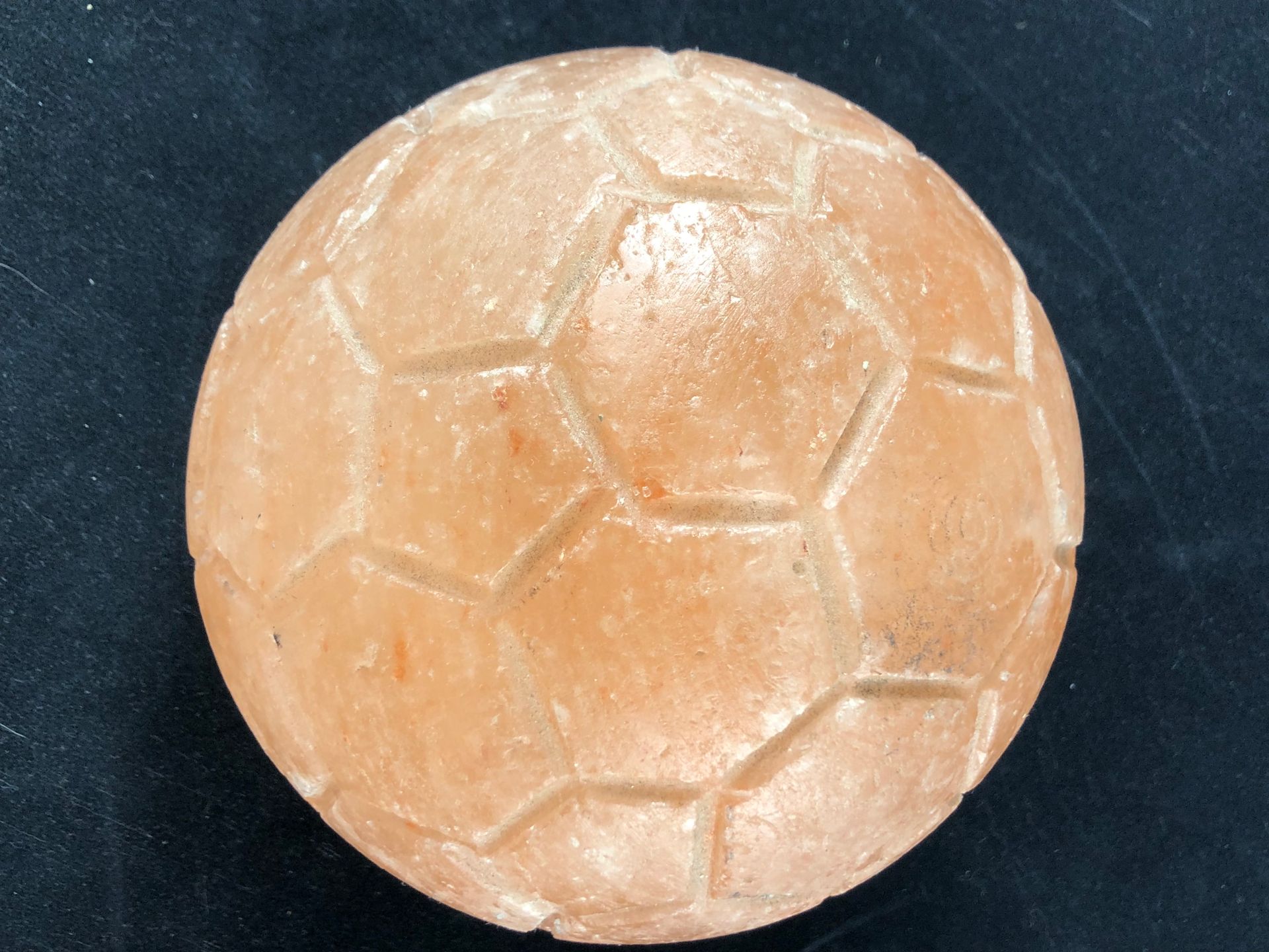 Null Halite Foot.

Ballon de foot sculpté dans une halite rose du Pakistan. 

Di&hellip;