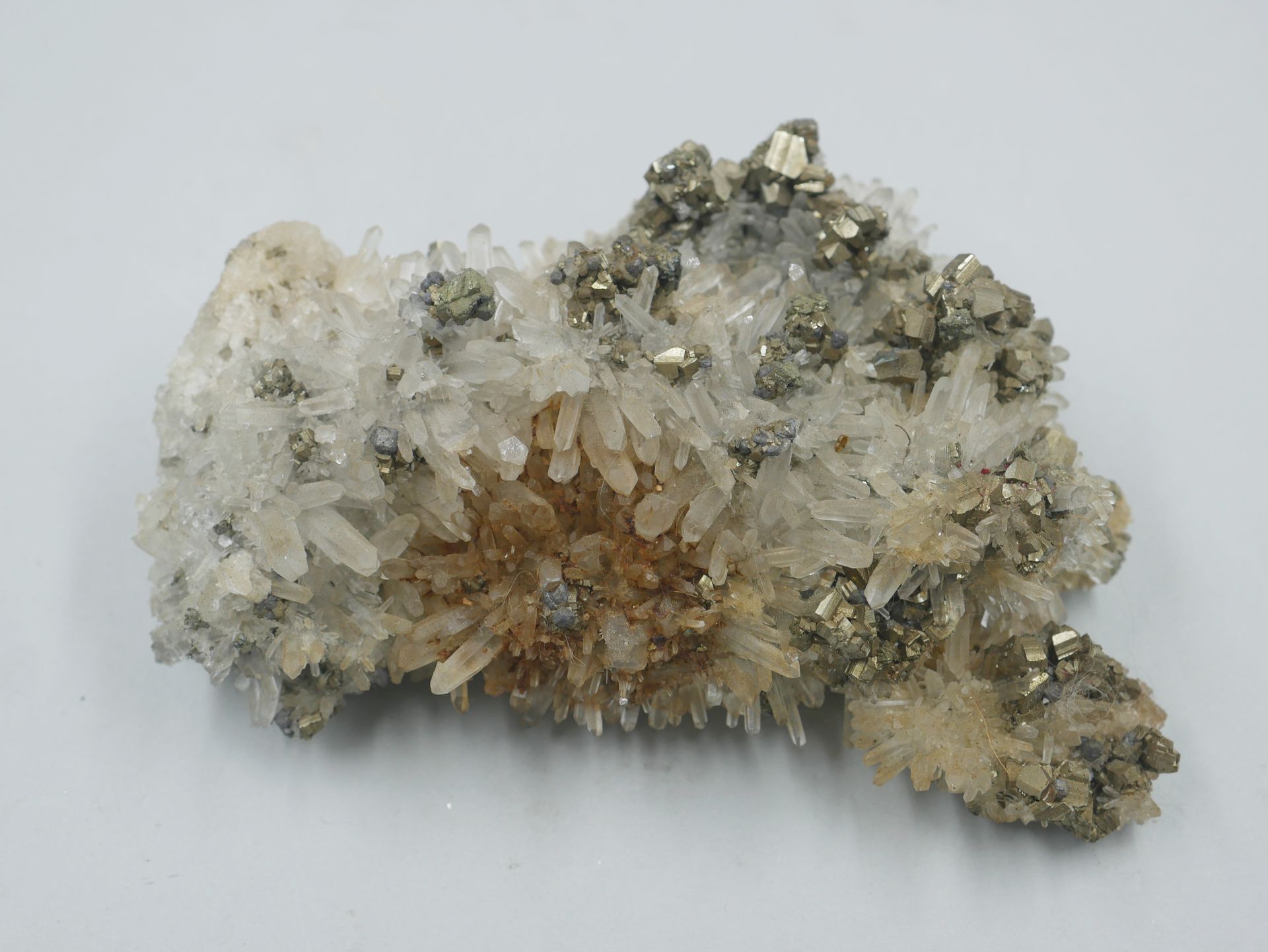 Null Belle association de cristaux de quartz et pyrite. 

Provenance : Bulgarie.&hellip;