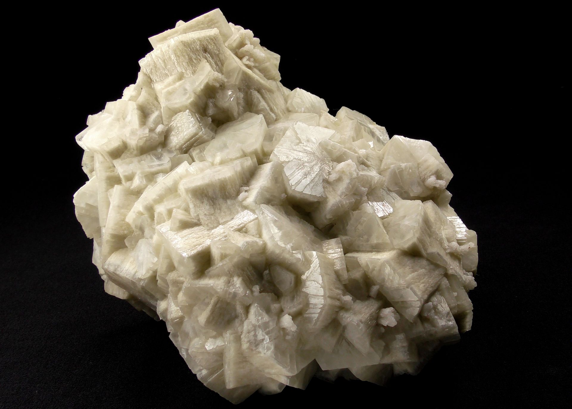 Null Aragonite. 

Superbe bloc de cristaux en macle pseudo hexagonale. Des faces&hellip;