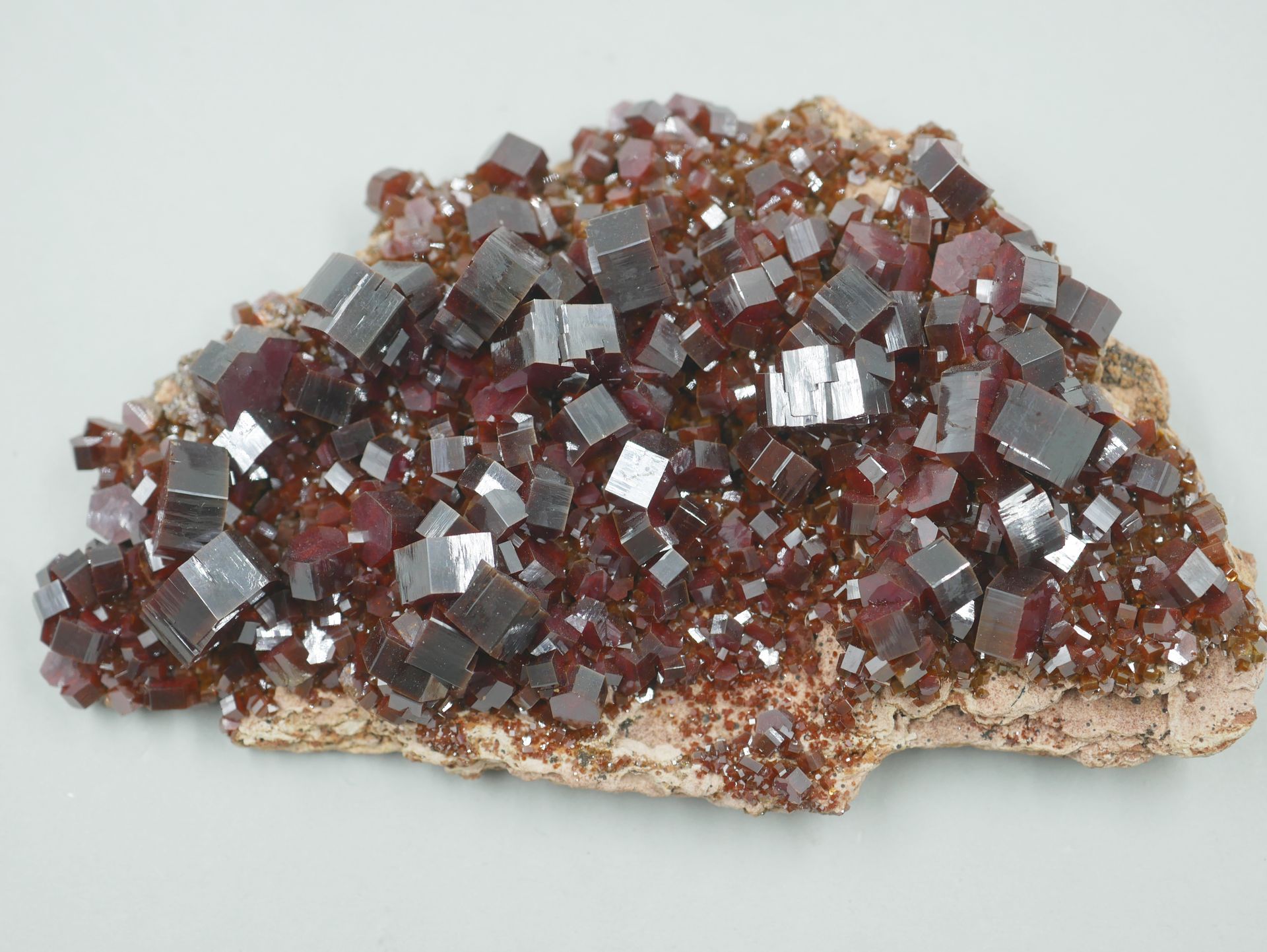 Null Bloc de beaux cristaux de vanadinite rouge-brun, regroupés sur une gangue c&hellip;