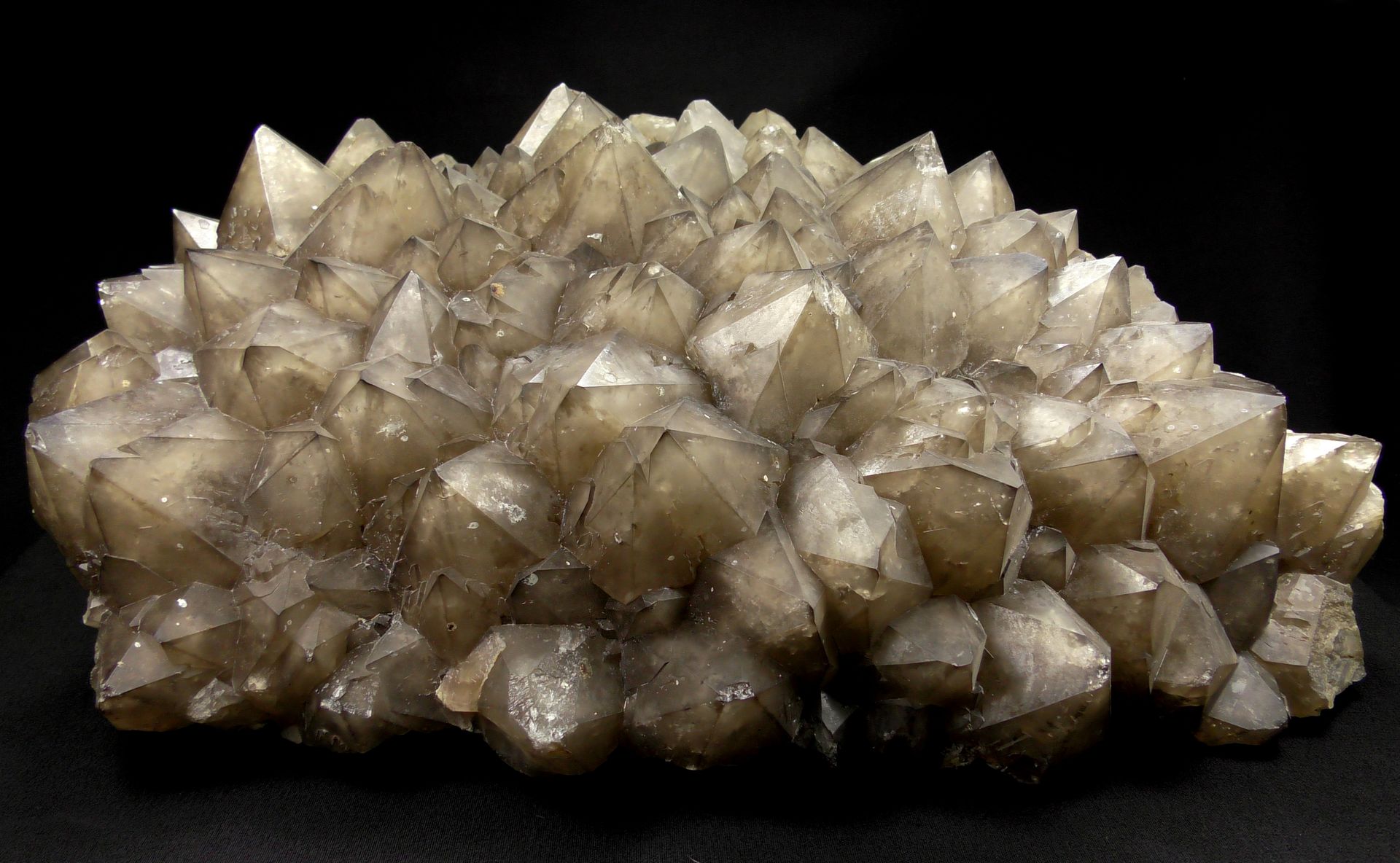 Null 
Très grande groupe de quartz fumé extrait par le célèbre cristallier auver&hellip;