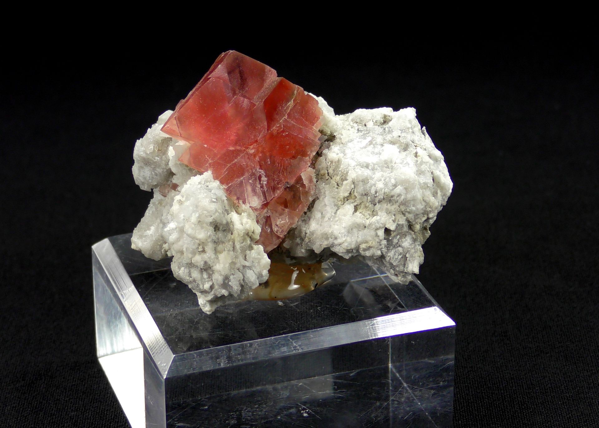 Null Fluorite rouge. 

Incroyable octaèdre rouge récolté il y a quelques années &hellip;