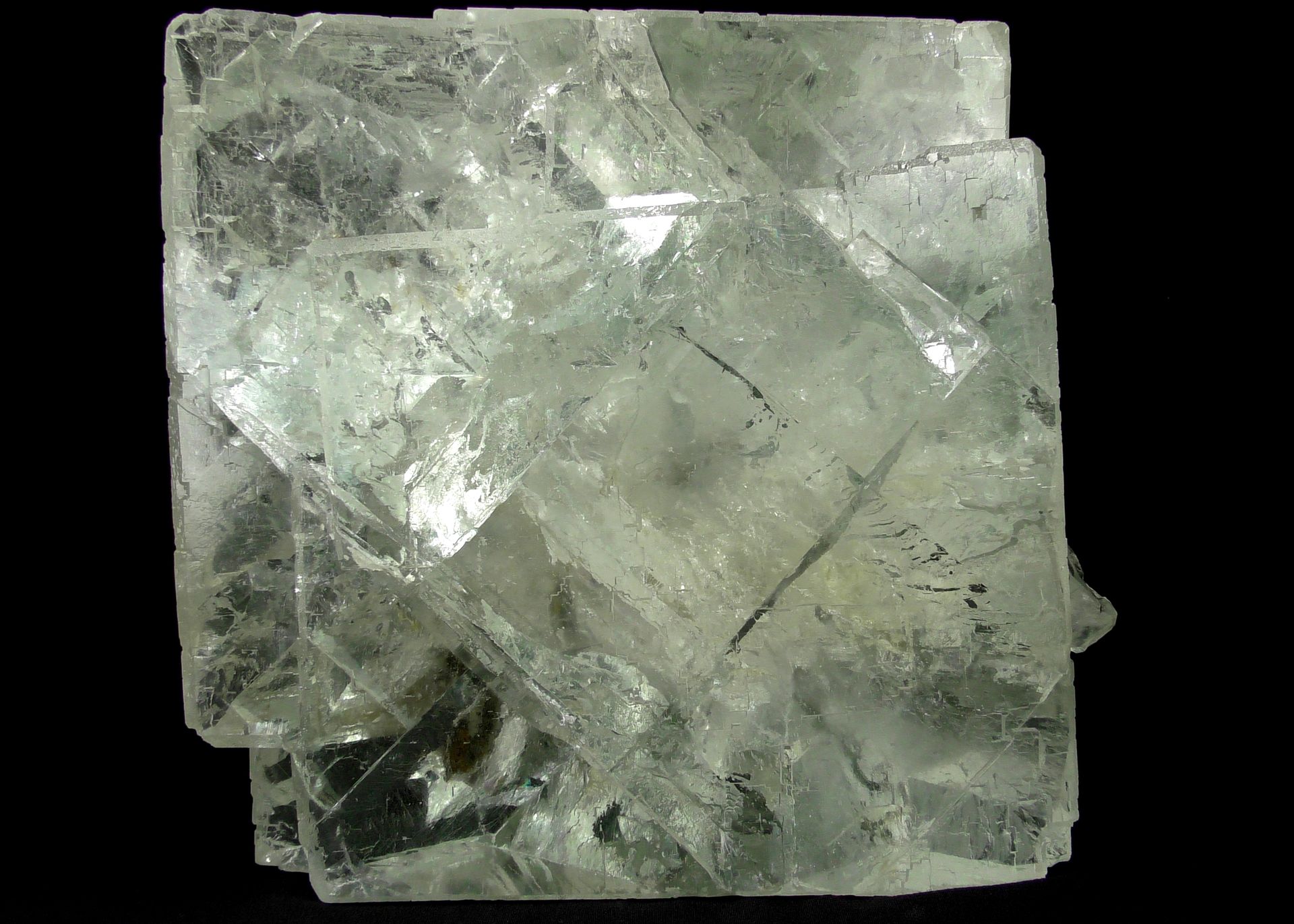 Null Fluorite optique. 

Fabuleuse pièce formée de deux cubes géants respectivem&hellip;
