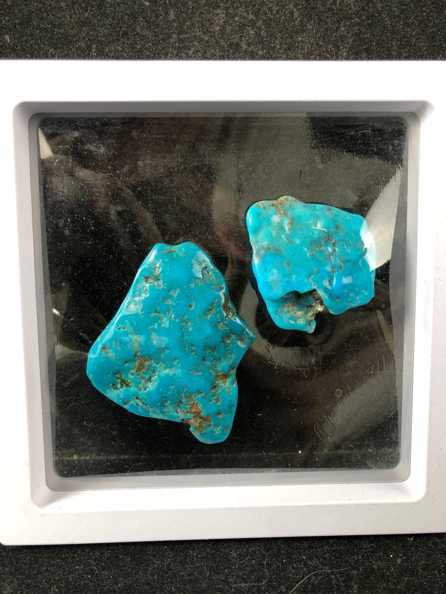 Null Turquoise.

Deux turquoise d’Arizona, du plus beau bleu.

4 x 4 cm et 6,5 x&hellip;