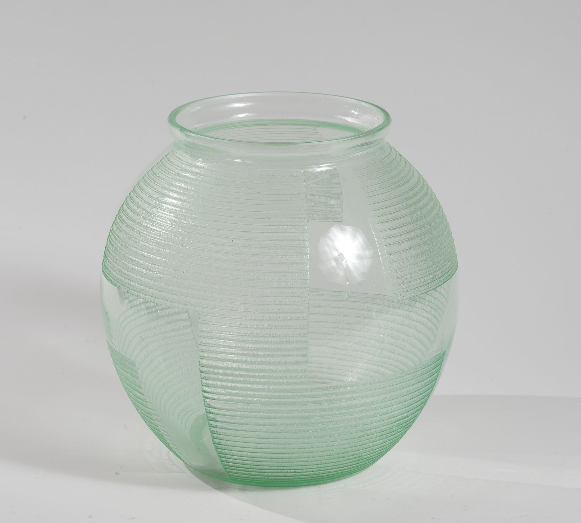 Null DAUM, Nancy

Important vase boule en verre, gravé à l'acide de stries et fo&hellip;