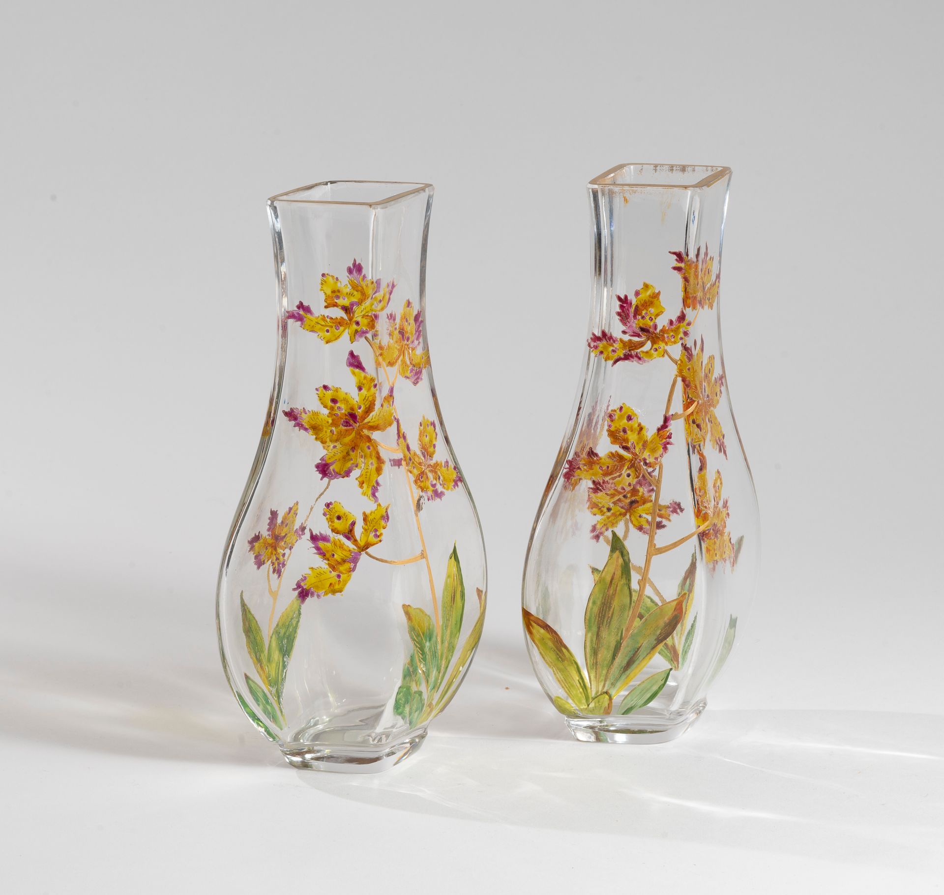 Null BACCARAT

Paire de vases de forme losangique à décors émaillés d'orchidées.&hellip;