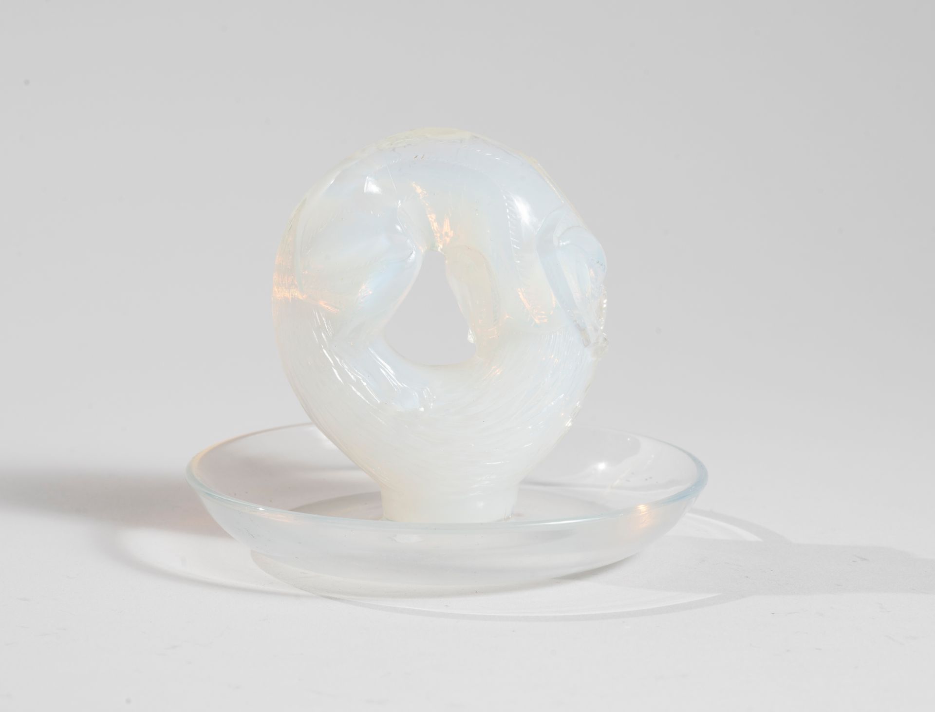 Null R. LALIQUE France, Modèle Alaska

Vide poche en verre opalescent représenta&hellip;
