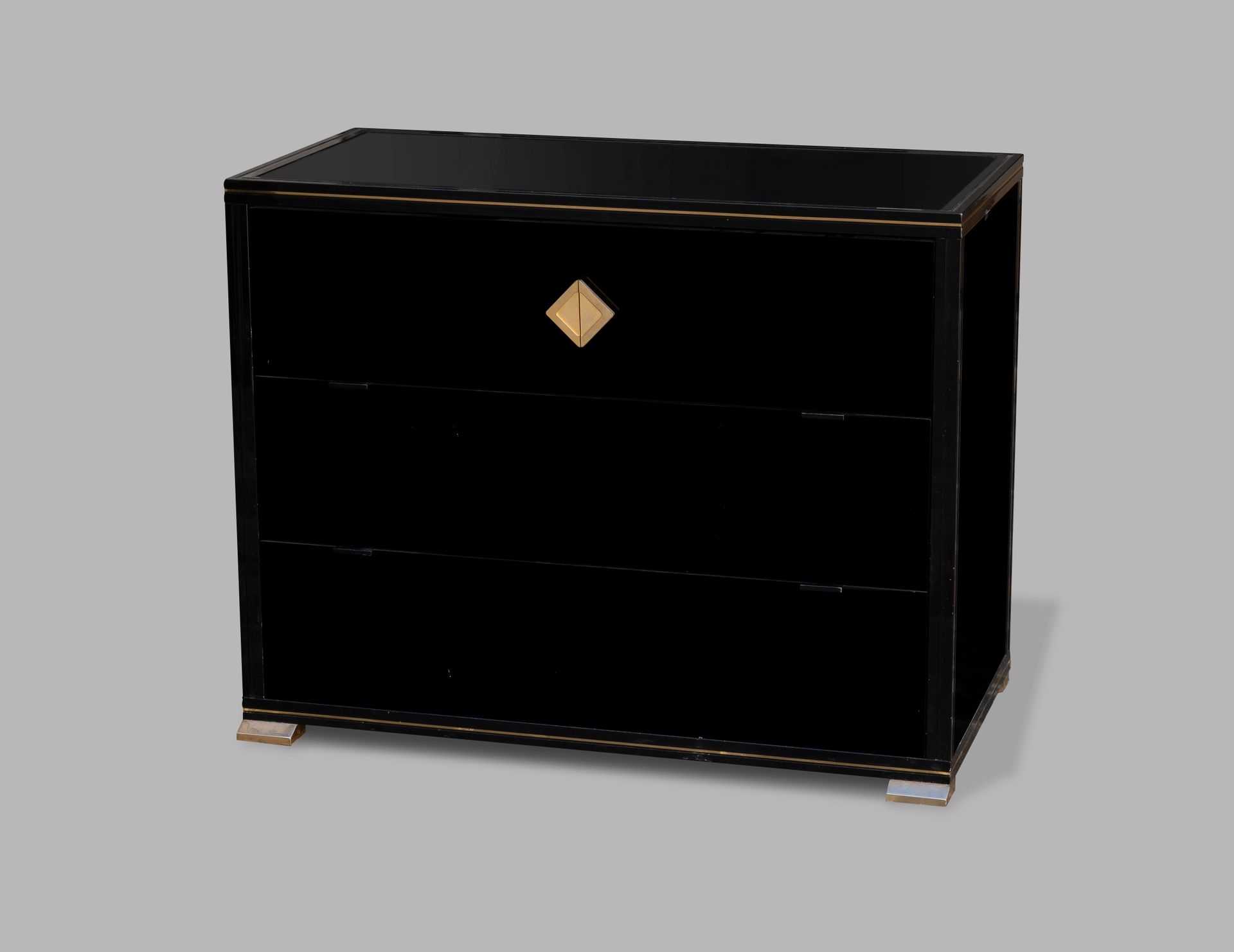 Null Pierre VANDEL (1939)

Commode en bois laqué noir à trois tiroirs.

69 x 90 &hellip;