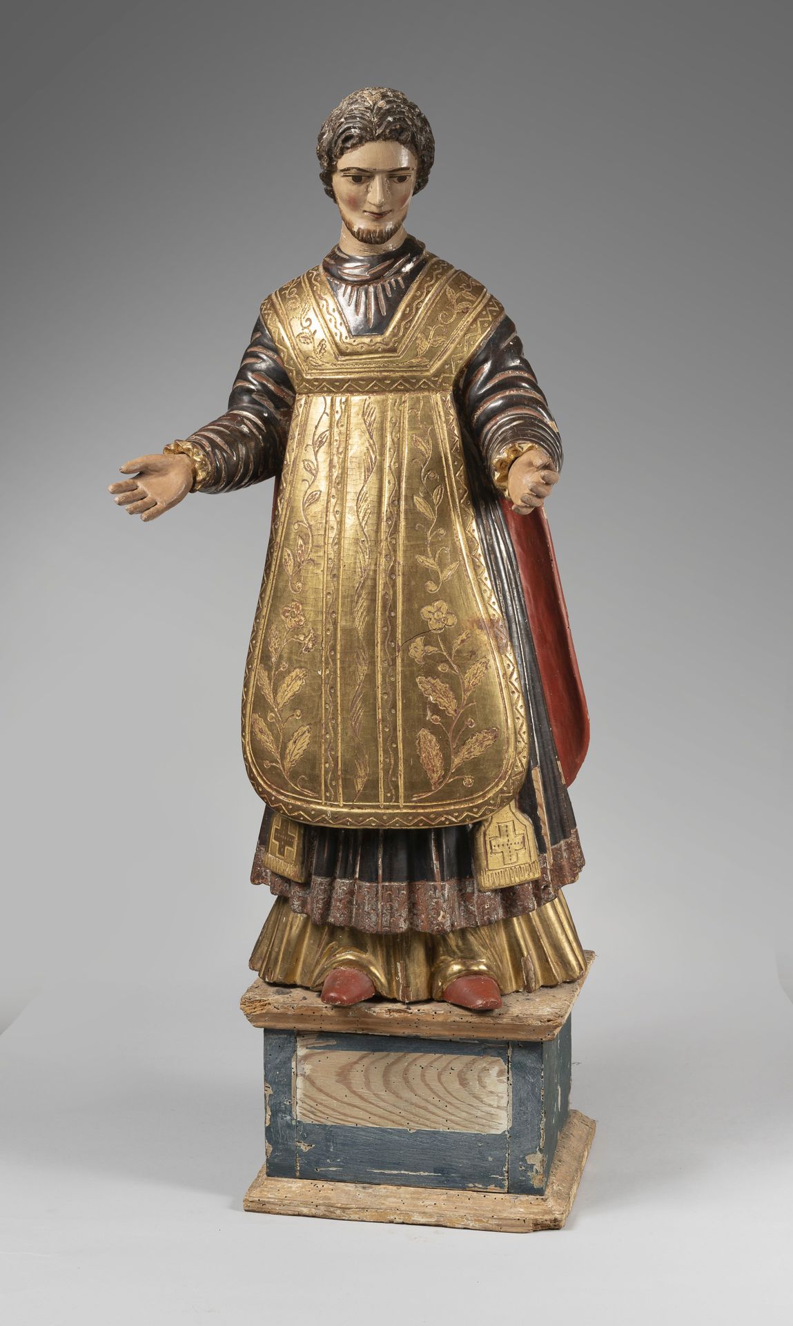 Importante sculpture en bois polychrome et doré représentant un ecclésiastique. &hellip;
