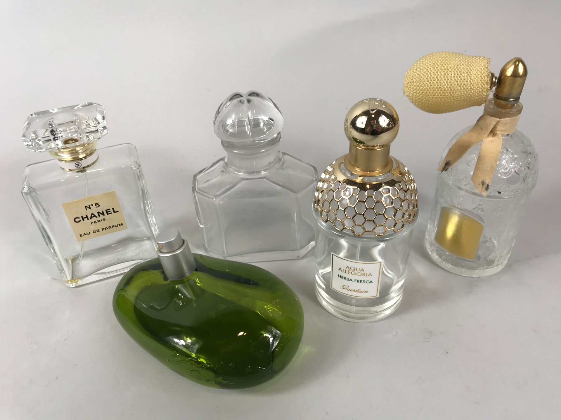 Escoba profesional tomar Lote de cinco frascos de perfume vacíos, entre ellos Gue… | Drouot.com