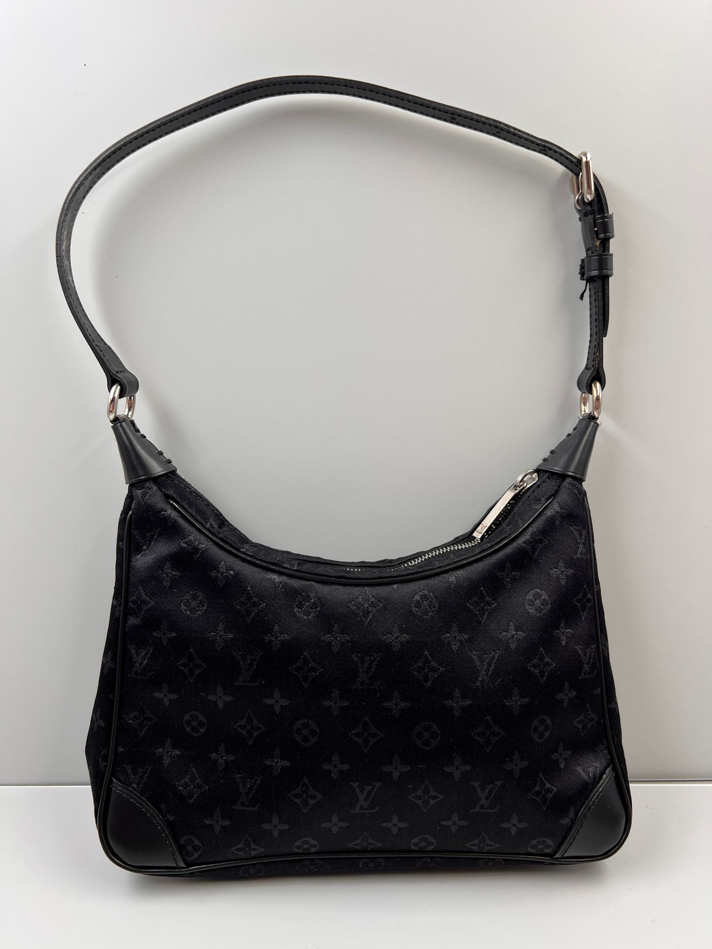 LOUIS VUITTON Piccola borsa di seta nera. 16,5 x 20 cm …