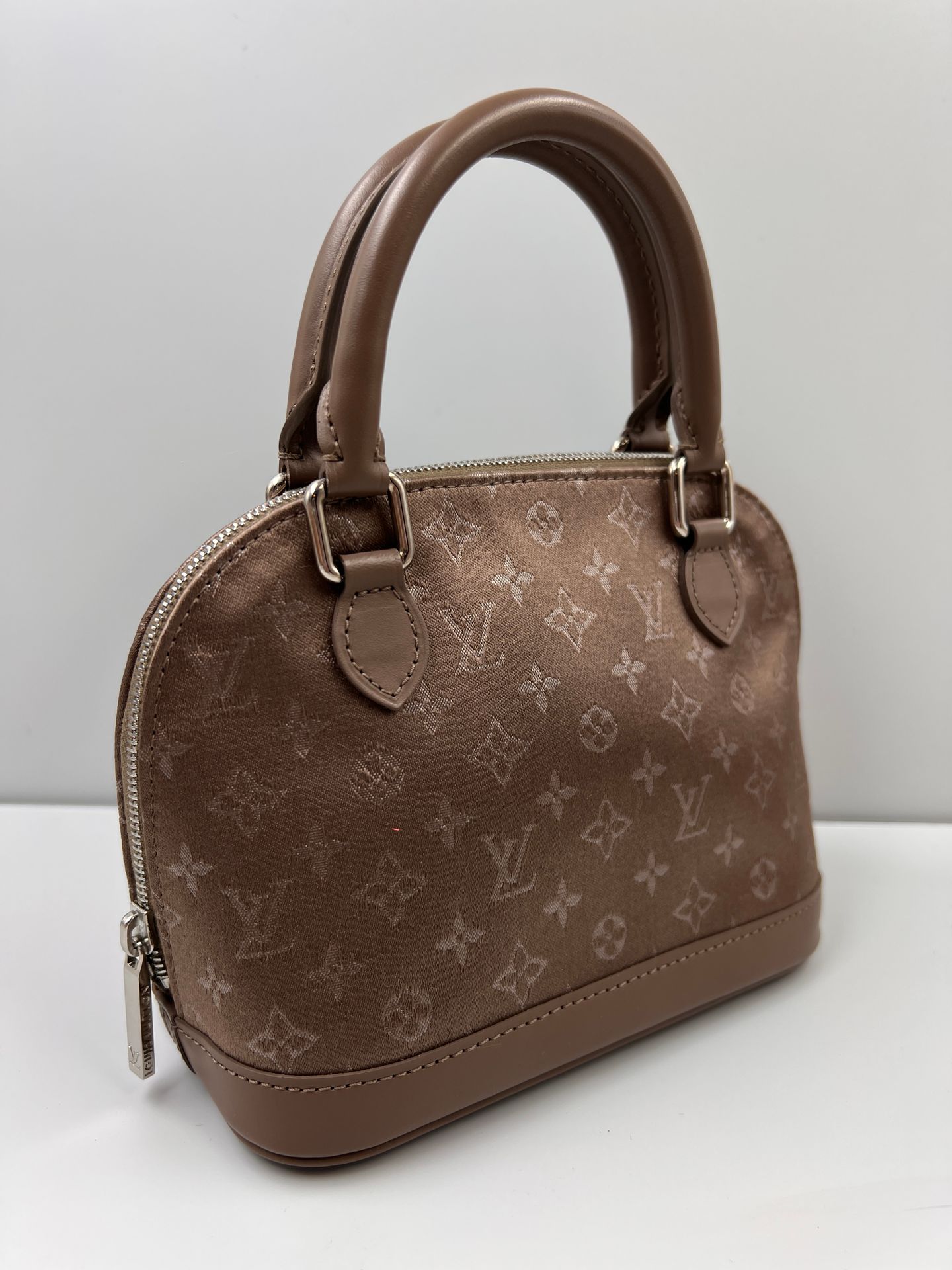 Null LOUIS VUITTON, Alma

Small taupe silk bag. 13 x 16cm

New condition