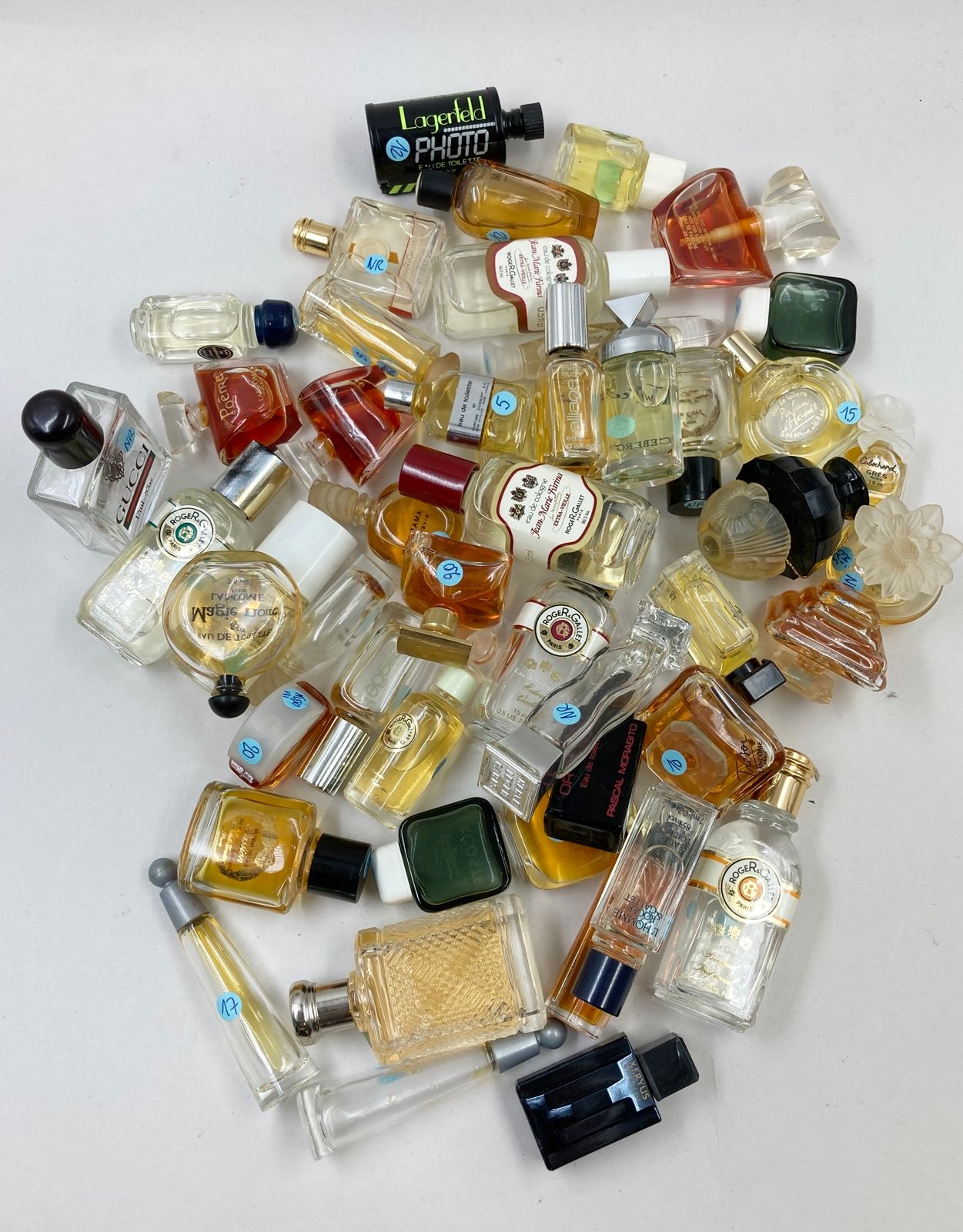 Null Lot von ca. 50 homothetischen Miniaturen für verschiedene große Parfüm- und&hellip;