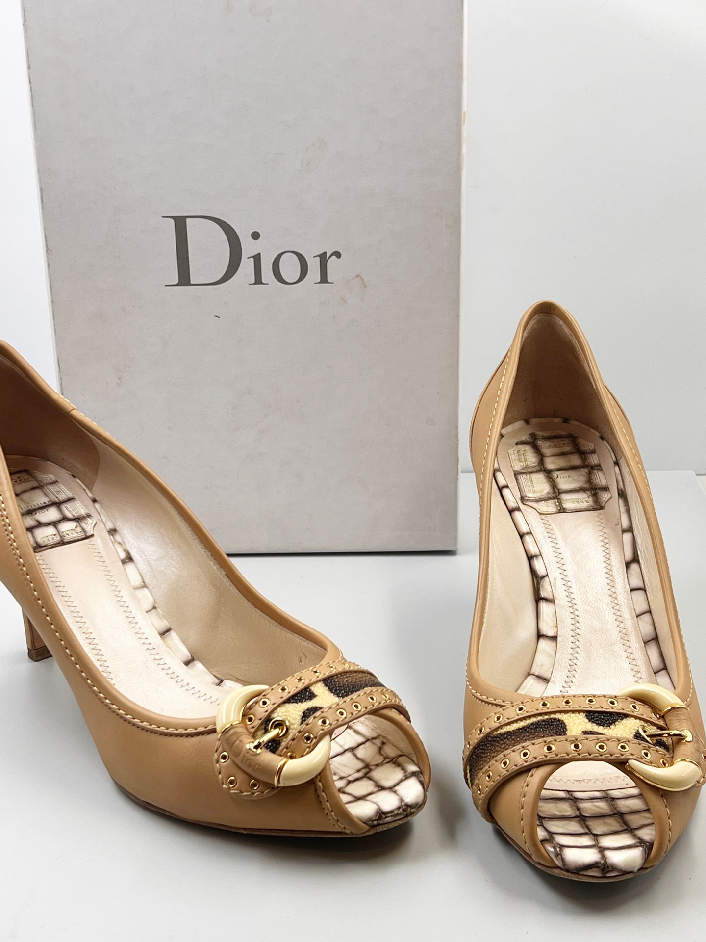 Null DIOR.
Pair of beige leather and imitation crocodile leather shoes with buck&hellip;