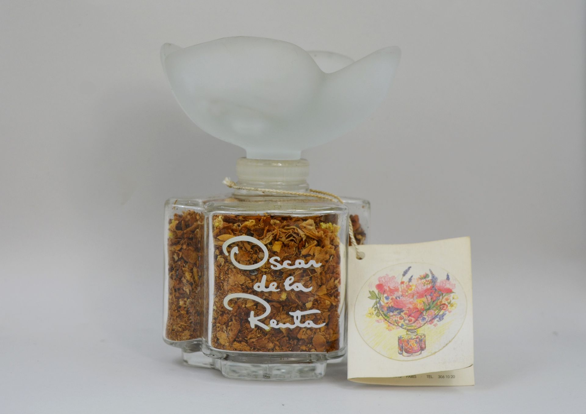 Null OSCAR DE LA RENTA
Important glass bottle containing a perfumed potpourri. T&hellip;