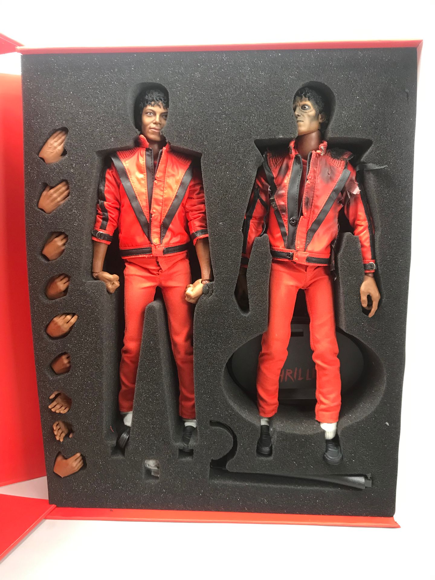 Null 热销玩具，迈克尔-杰克逊
收藏家盒装，包括《颤栗》视频中的歌手的两个人物。 
比例为1/6。可移动的手。完善。