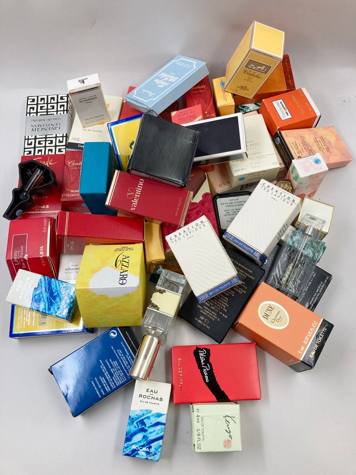 Null 一批约50个装在不同盒子里的同质化缩影和各种主要香水和时装品牌的样品。(主要是用PDO，有些是空的)