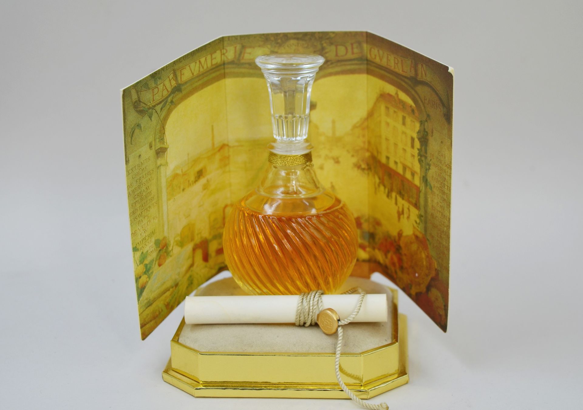 Null GUERLAIN "Guerlinade

重新发行的玻璃瓶，"西藏花瓶 "模型。盒子里有巴黎场景和纪念碑的插图，并有标题。PDO。有标题的背箱

1&hellip;