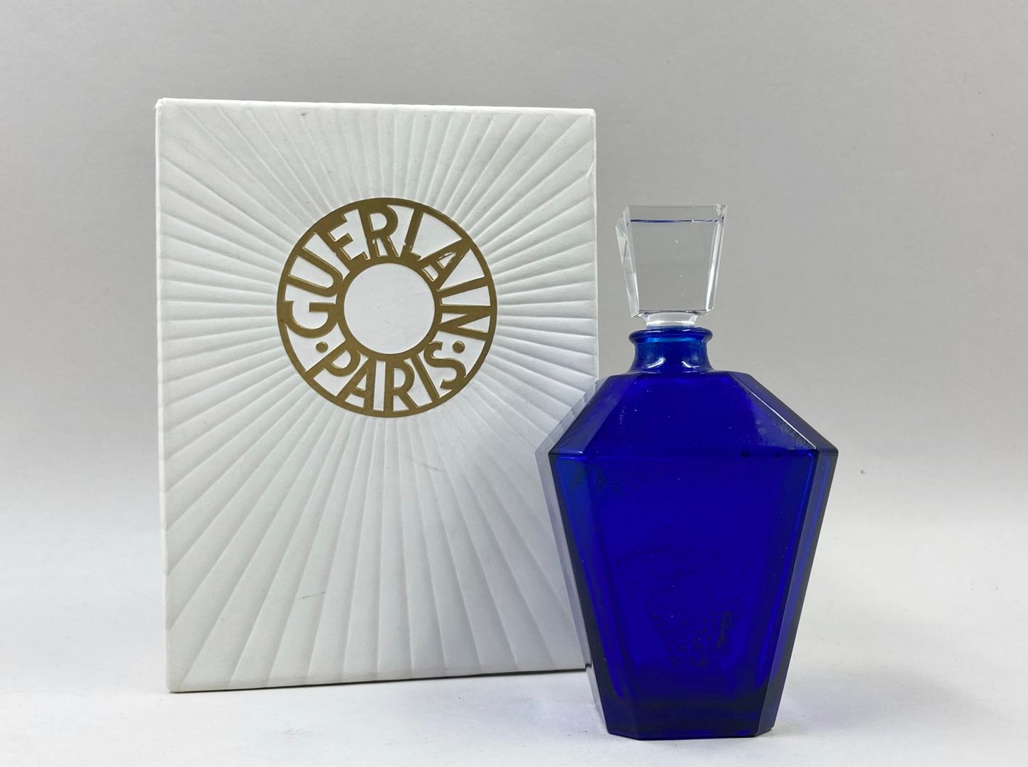 Null GUERLAIN "刘 "字瓶

蓝色玻璃瓶，"灯笼 "型。无色玻璃瓶塞。底部的圆形标签上写着 "Guerlain Liu Paris"。白色的盒子，&hellip;