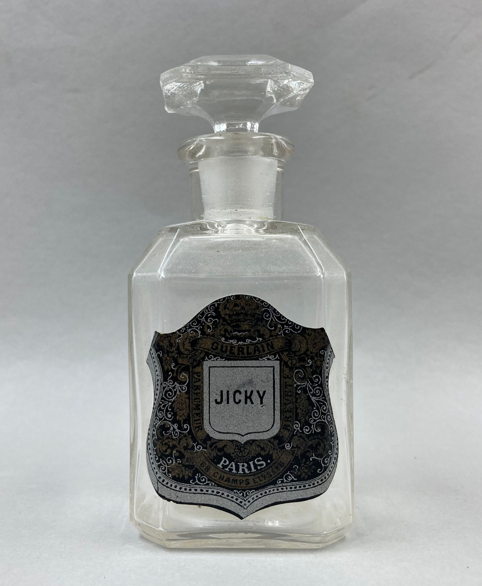 Null GUERLAIN « Jicky »

Flacon en verre modèle carré. Etiquette titrée « Jicky &hellip;