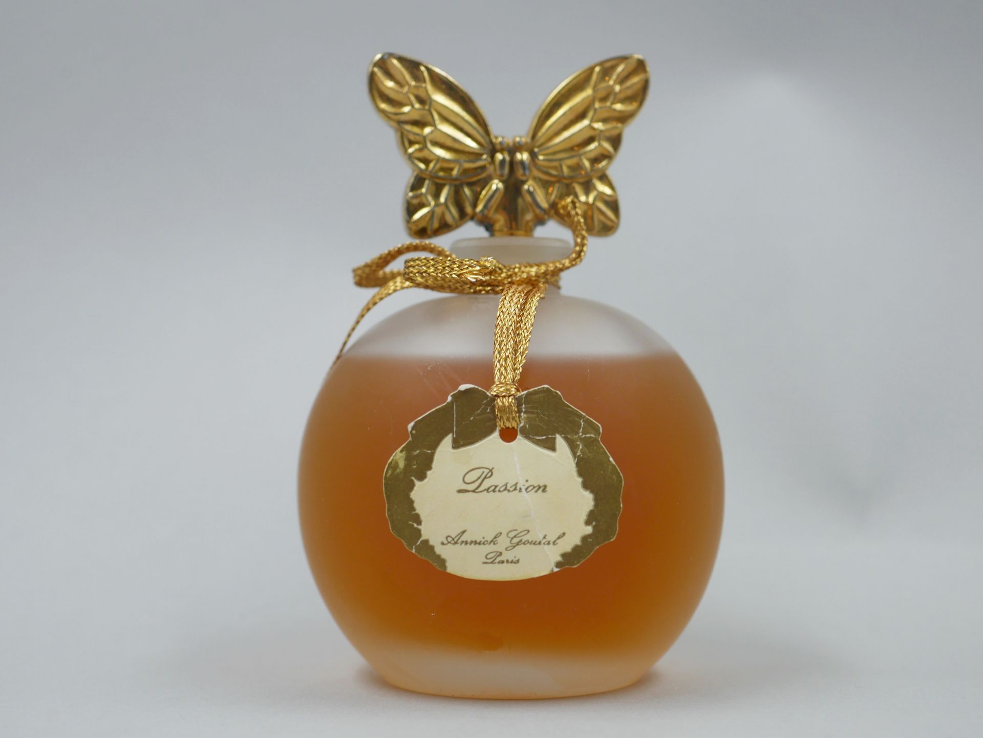 Null ANNICK GOUTAL "激情

磨砂玻璃雾化瓶，金色瓶盖上有一只蝴蝶。流苏中的标题标签。容量100毫升。