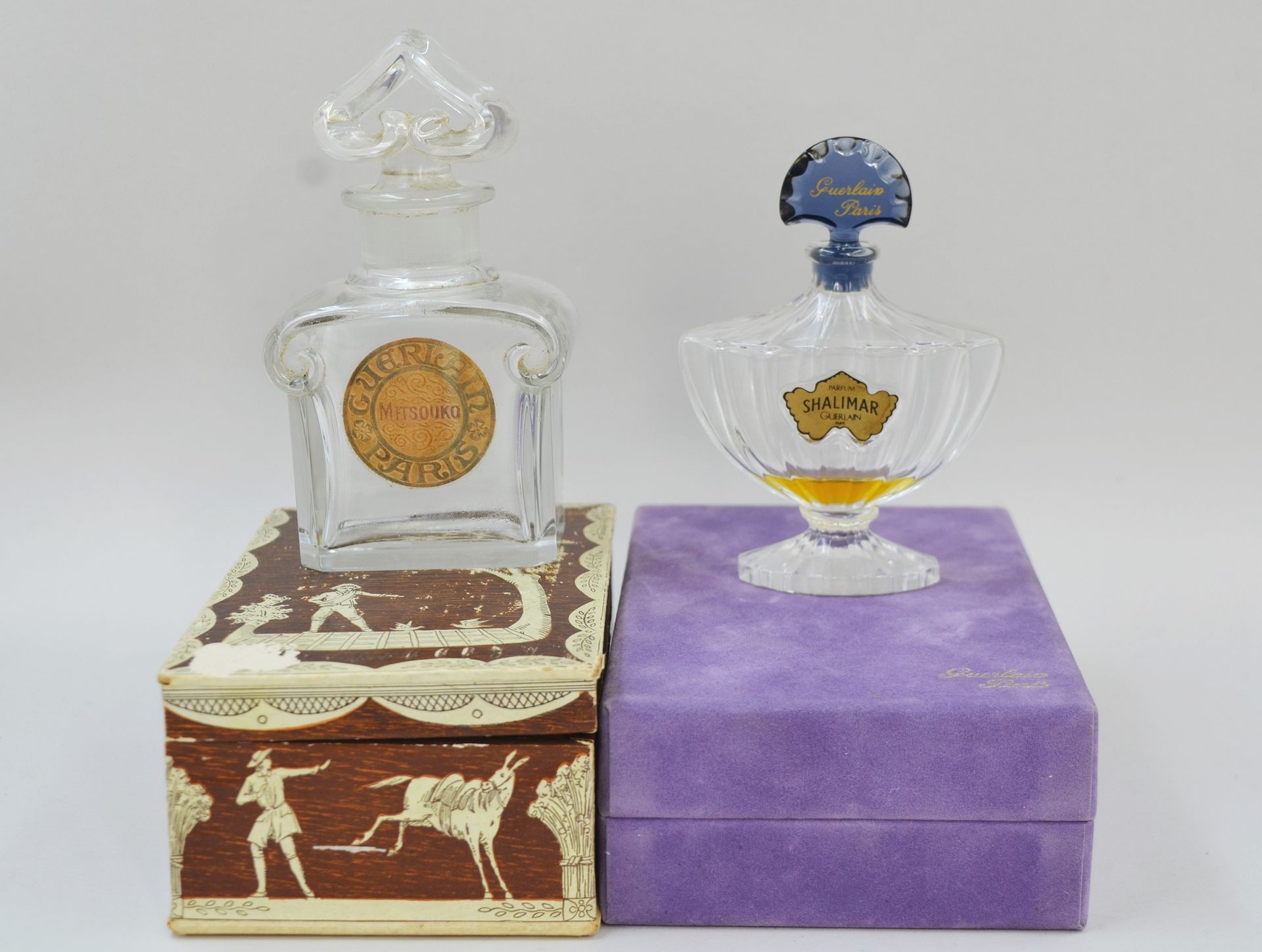 Null 
顾尔伦

拍品包括两个巴卡拉水晶瓶。

一个MITSOUKO的 "心脏 "模型，装在有标题的盒子里，和一个SHALIMAR的 "风扇 "模型，装在天&hellip;