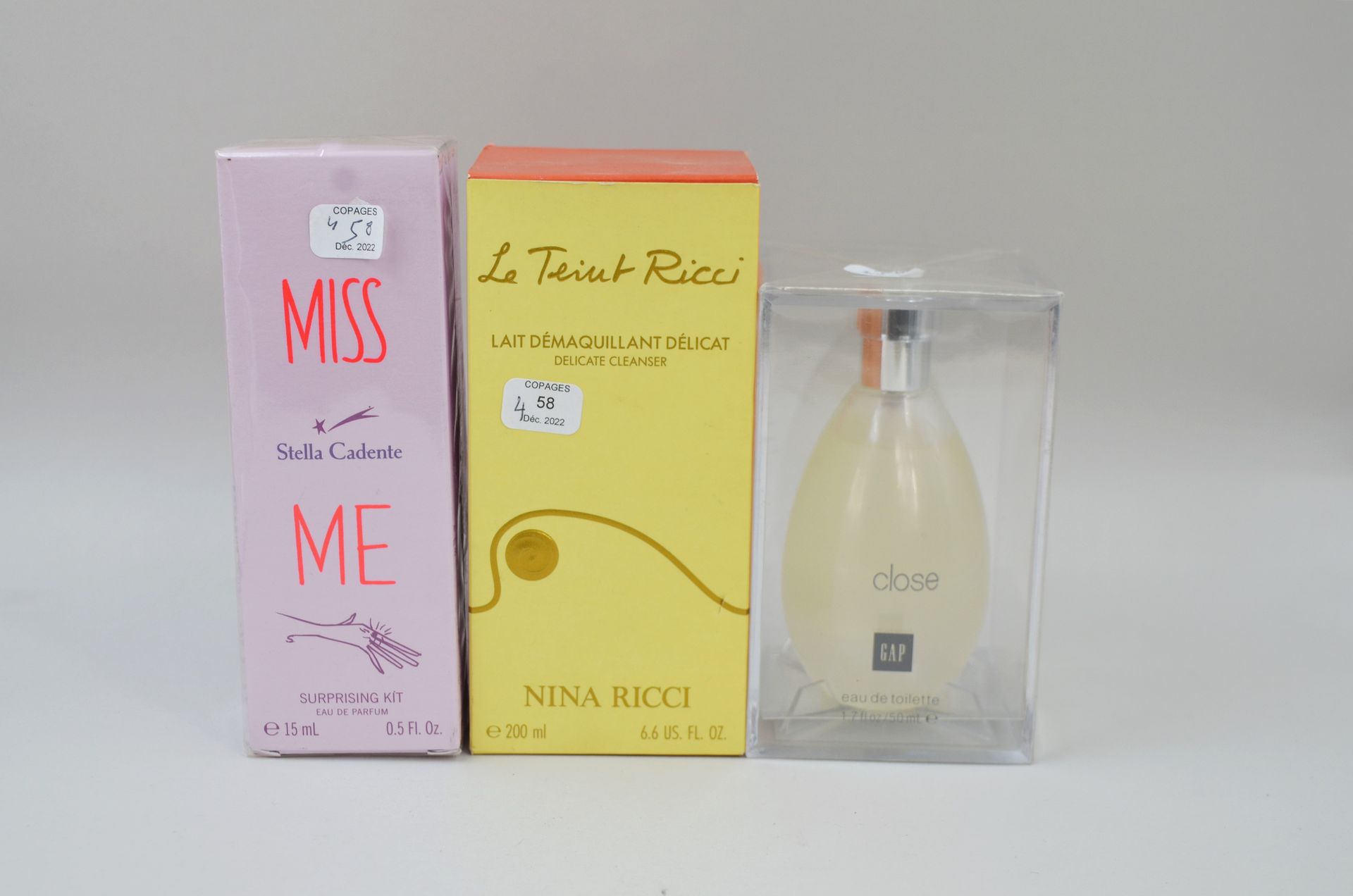 Null 拍品包括4个瓶子，其中一个Boucheron瓶子，一个Nina Ricci牛奶瓶，200毫升容量，Stella McCartney，一个15毫升的淡香&hellip;